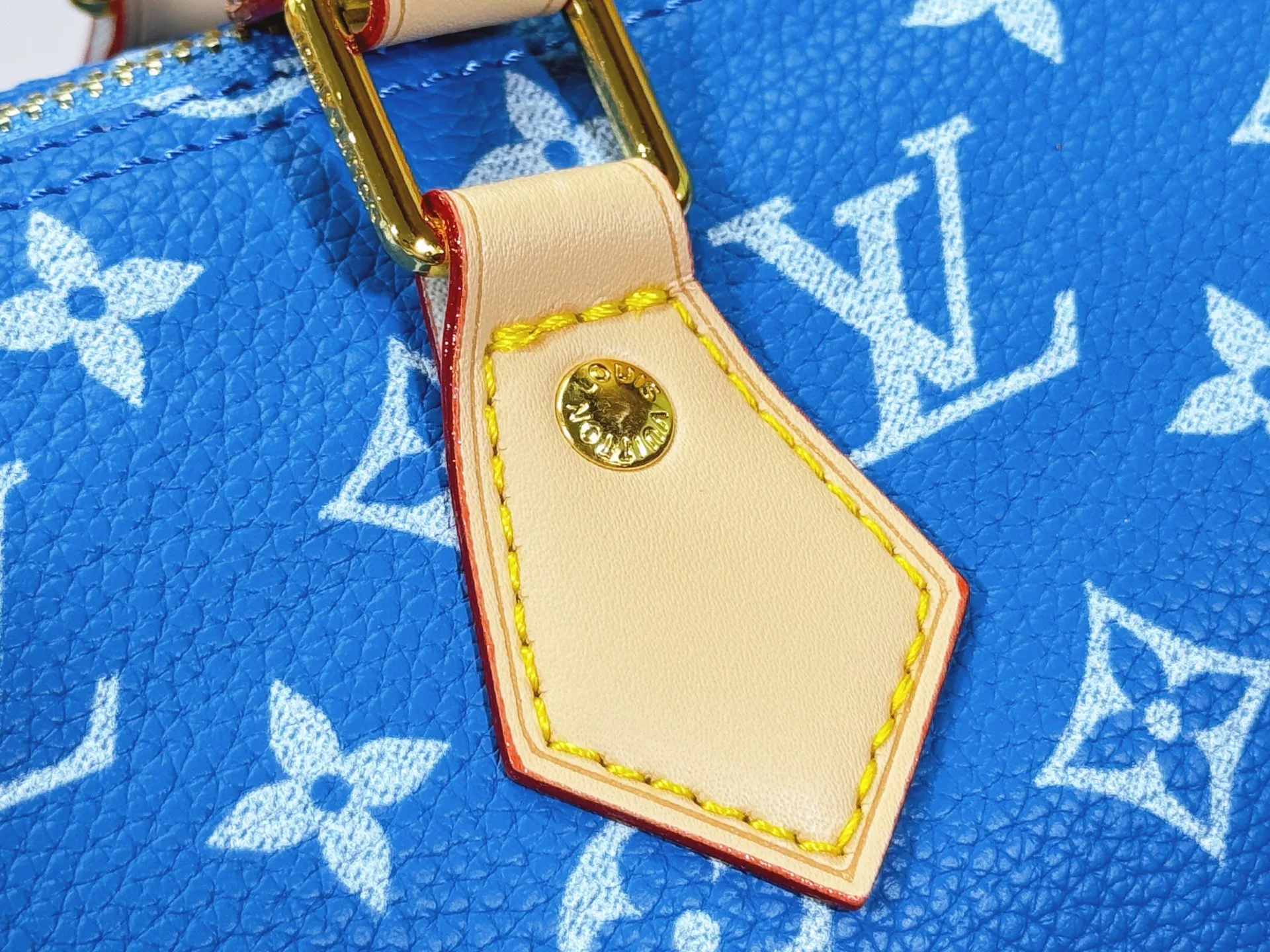 P280 Upgraded original M24424 M24425 M24426 M24423 M24443 M This Speedy Bandoulière 25 Monogram Leather handbag is made of soft cow leather and uses Monogram pattern to reproduce the elegant look and feel of canvas printing. Dazzling metal hardware, sheepskin lining and nameplate all reflect Creative Director Pharrell Williams' relentless attention to detail. Dimensions: 25.0 x 15.0 x 15.0 cm (length x height x width)