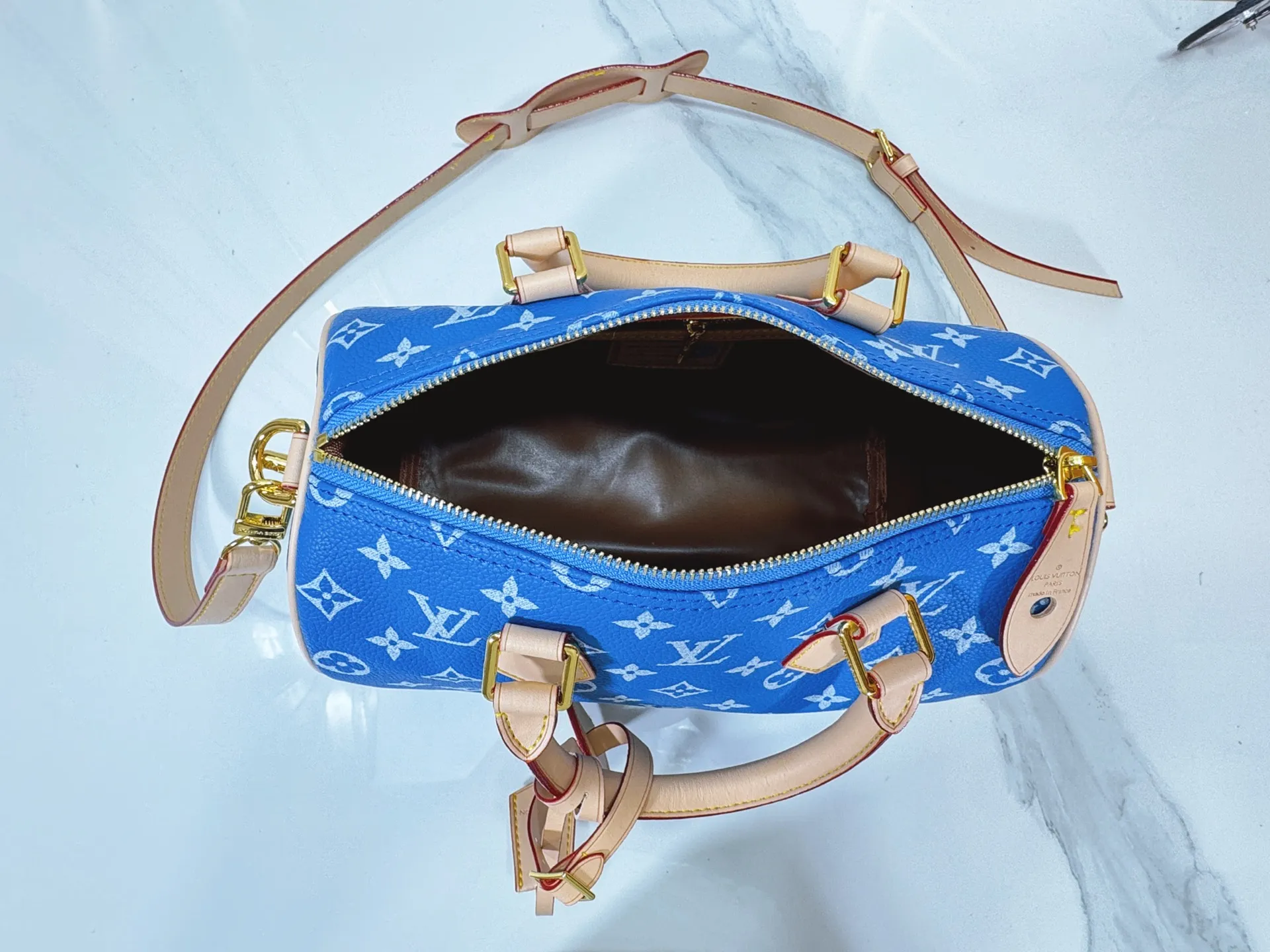 P280 Upgraded original M24424 M24425 M24426 M24423 M24443 M This Speedy Bandoulière 25 Monogram Leather handbag is made of soft cow leather and uses Monogram pattern to reproduce the elegant look and feel of canvas printing. Dazzling metal hardware, sheepskin lining and nameplate all reflect Creative Director Pharrell Williams' relentless attention to detail. Dimensions: 25.0 x 15.0 x 15.0 cm (length x height x width)