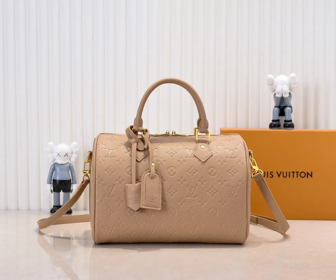 Batch 300💰Upgraded from the original M47186 M11323 M40391 This Speedy Soft 30 handbag renews the classic design of the Speedy handbag, using Monogram Empreinte leather and suede cowhide lining to create a light and soft structure. Whether carried by hand, cross-body or shoulder, you can create a trendy look. Dimensions: 30x21x17 cm
