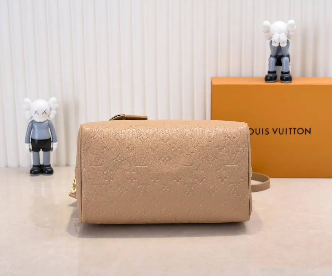 Batch 300💰Upgraded from the original M47186 M11323 M40391 This Speedy Soft 30 handbag renews the classic design of the Speedy handbag, using Monogram Empreinte leather and suede cowhide lining to create a light and soft structure. Whether carried by hand, cross-body or shoulder, you can create a trendy look. Dimensions: 30x21x17 cm
