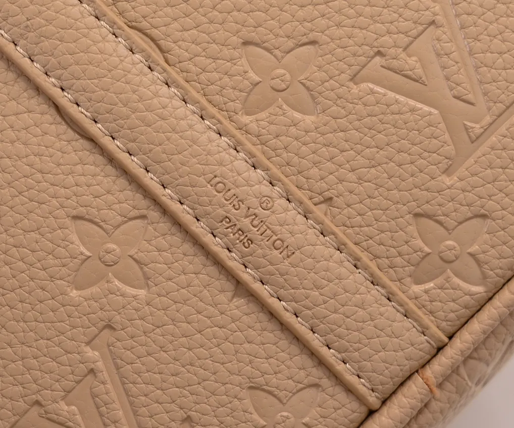 Batch 300💰Upgraded from the original M47186 M11323 M40391 This Speedy Soft 30 handbag renews the classic design of the Speedy handbag, using Monogram Empreinte leather and suede cowhide lining to create a light and soft structure. Whether carried by hand, cross-body or shoulder, you can create a trendy look. Dimensions: 30x21x17 cm