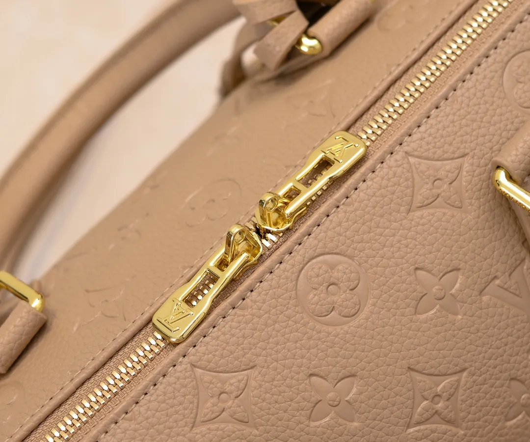 Batch 300💰Upgraded from the original M47186 M11323 M40391 This Speedy Soft 30 handbag renews the classic design of the Speedy handbag, using Monogram Empreinte leather and suede cowhide lining to create a light and soft structure. Whether carried by hand, cross-body or shoulder, you can create a trendy look. Dimensions: 30x21x17 cm