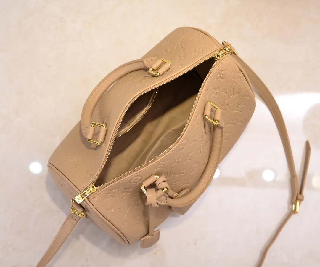 Batch 300💰Upgraded from the original M47186 M11323 M40391 This Speedy Soft 30 handbag renews the classic design of the Speedy handbag, using Monogram Empreinte leather and suede cowhide lining to create a light and soft structure. Whether carried by hand, cross-body or shoulder, you can create a trendy look. Dimensions: 30x21x17 cm