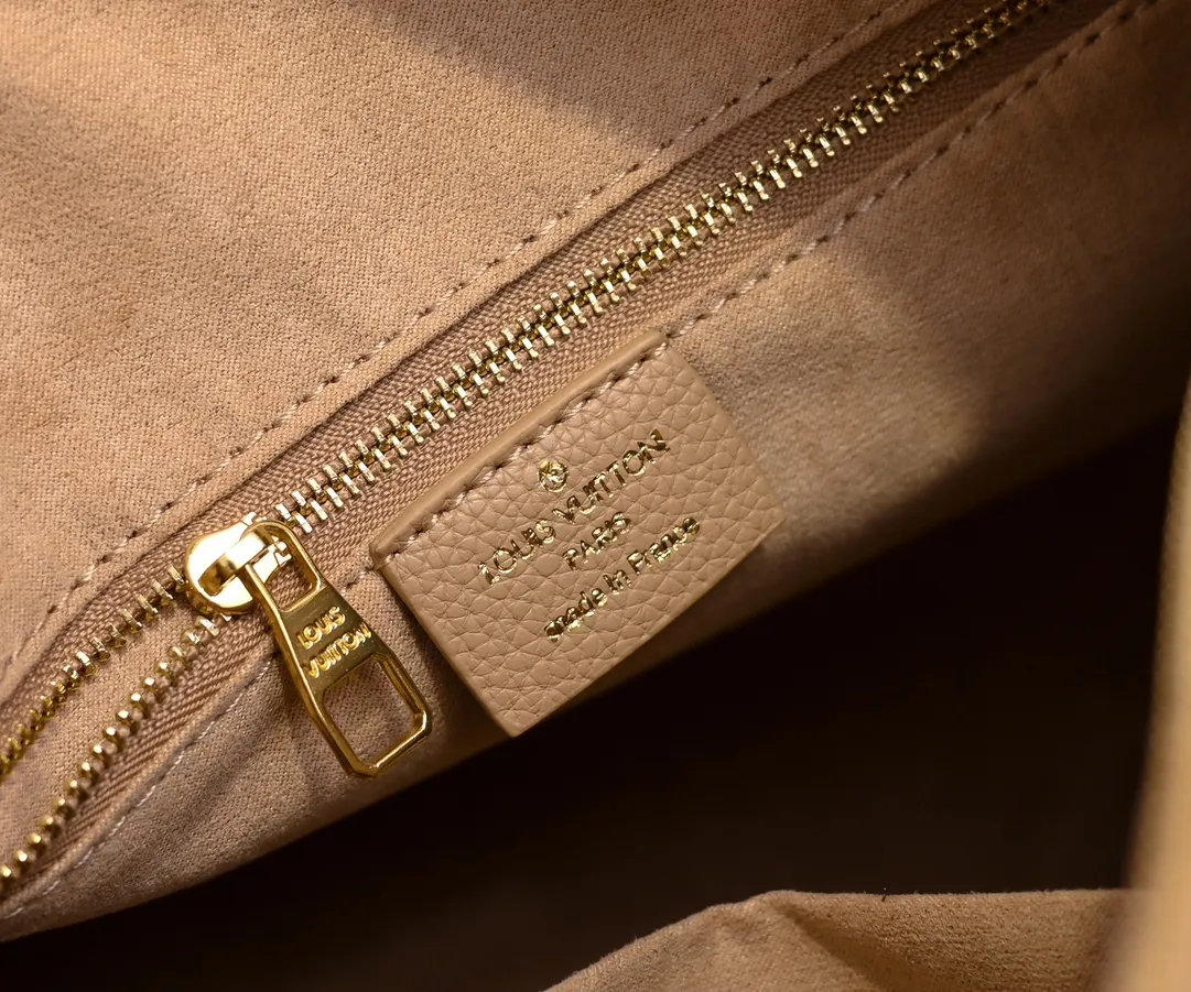 Batch 300💰Upgraded from the original M47186 M11323 M40391 This Speedy Soft 30 handbag renews the classic design of the Speedy handbag, using Monogram Empreinte leather and suede cowhide lining to create a light and soft structure. Whether carried by hand, cross-body or shoulder, you can create a trendy look. Dimensions: 30x21x17 cm