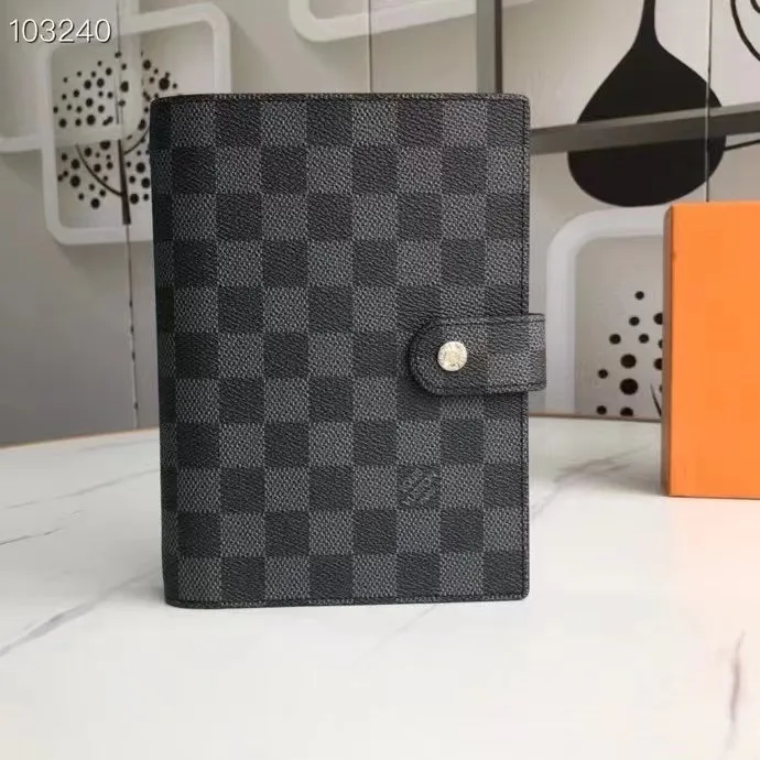 💰 150 hot sale, model number M20004❤️This small notepad cover is made of Monogram canvas. It can hold three credit cards and can also be used as an address book, notebook or calendar. 14 cm