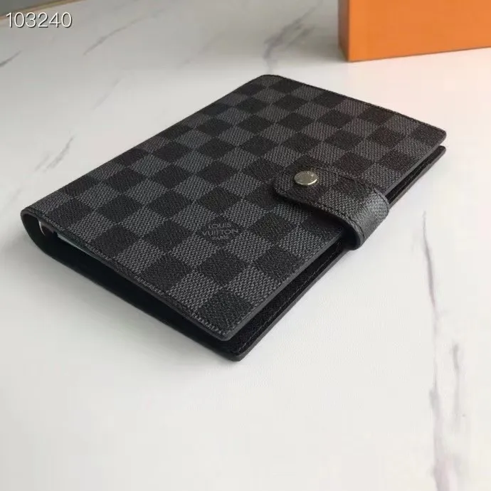 💰 150 hot sale, model number M20004❤️This small notepad cover is made of Monogram canvas. It can hold three credit cards and can also be used as an address book, notebook or calendar. 14 cm