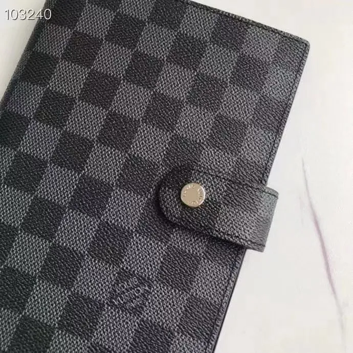 💰 150 hot sale, model number M20004❤️This small notepad cover is made of Monogram canvas. It can hold three credit cards and can also be used as an address book, notebook or calendar. 14 cm