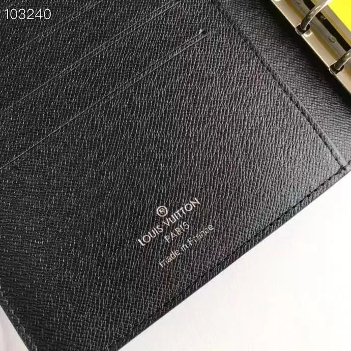 💰 150 hot sale, model number M20004❤️This small notepad cover is made of Monogram canvas. It can hold three credit cards and can also be used as an address book, notebook or calendar. 14 cm