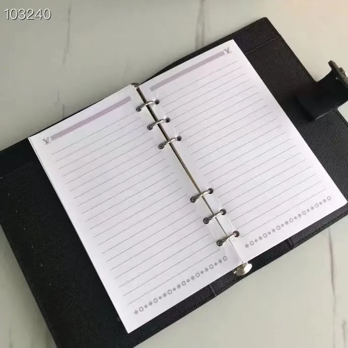 💰 150 hot sale, model number M20004❤️This small notepad cover is made of Monogram canvas. It can hold three credit cards and can also be used as an address book, notebook or calendar. 14 cm