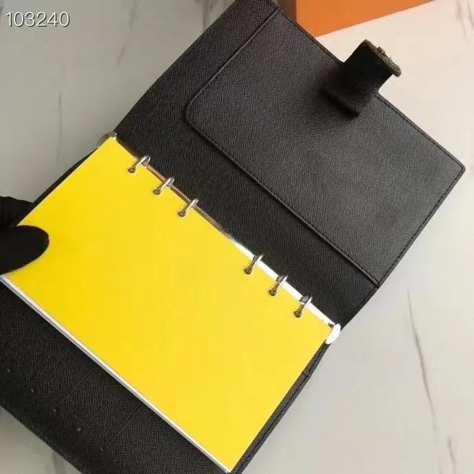 💰 150 hot sale, model number M20004❤️This small notepad cover is made of Monogram canvas. It can hold three credit cards and can also be used as an address book, notebook or calendar. 14 cm