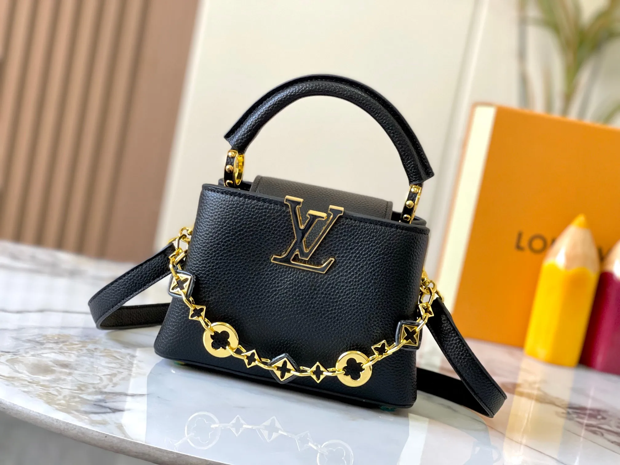 p460 [Guangzhou top quality original] M14970 black Capucines mini series is named after the Paris street where Louis Vuitton first opened its store in 1854. This time it is added to the Harmony series through a mini version design. Taurillon cow leather creates a classic structure, and the decorative chain gives the Monogram floral jewelry texture. There is plenty of space to store daily necessities such as short wallets, keys, and lipstick. Size:21×14×8cm
