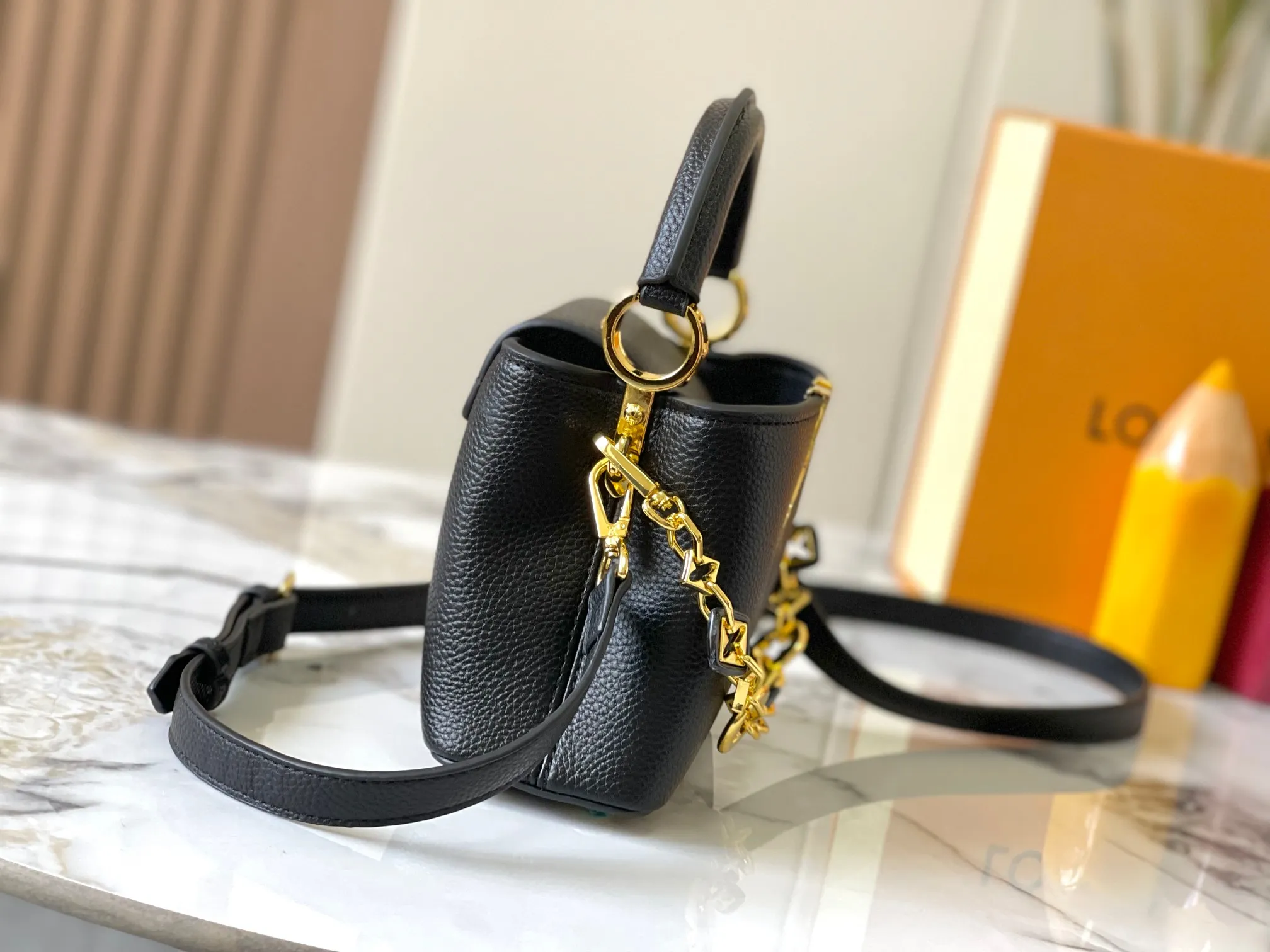 p460 [Guangzhou top quality original] M14970 black Capucines mini series is named after the Paris street where Louis Vuitton first opened its store in 1854. This time it is added to the Harmony series through a mini version design. Taurillon cow leather creates a classic structure, and the decorative chain gives the Monogram floral jewelry texture. There is plenty of space to store daily necessities such as short wallets, keys, and lipstick. Size:21×14×8cm