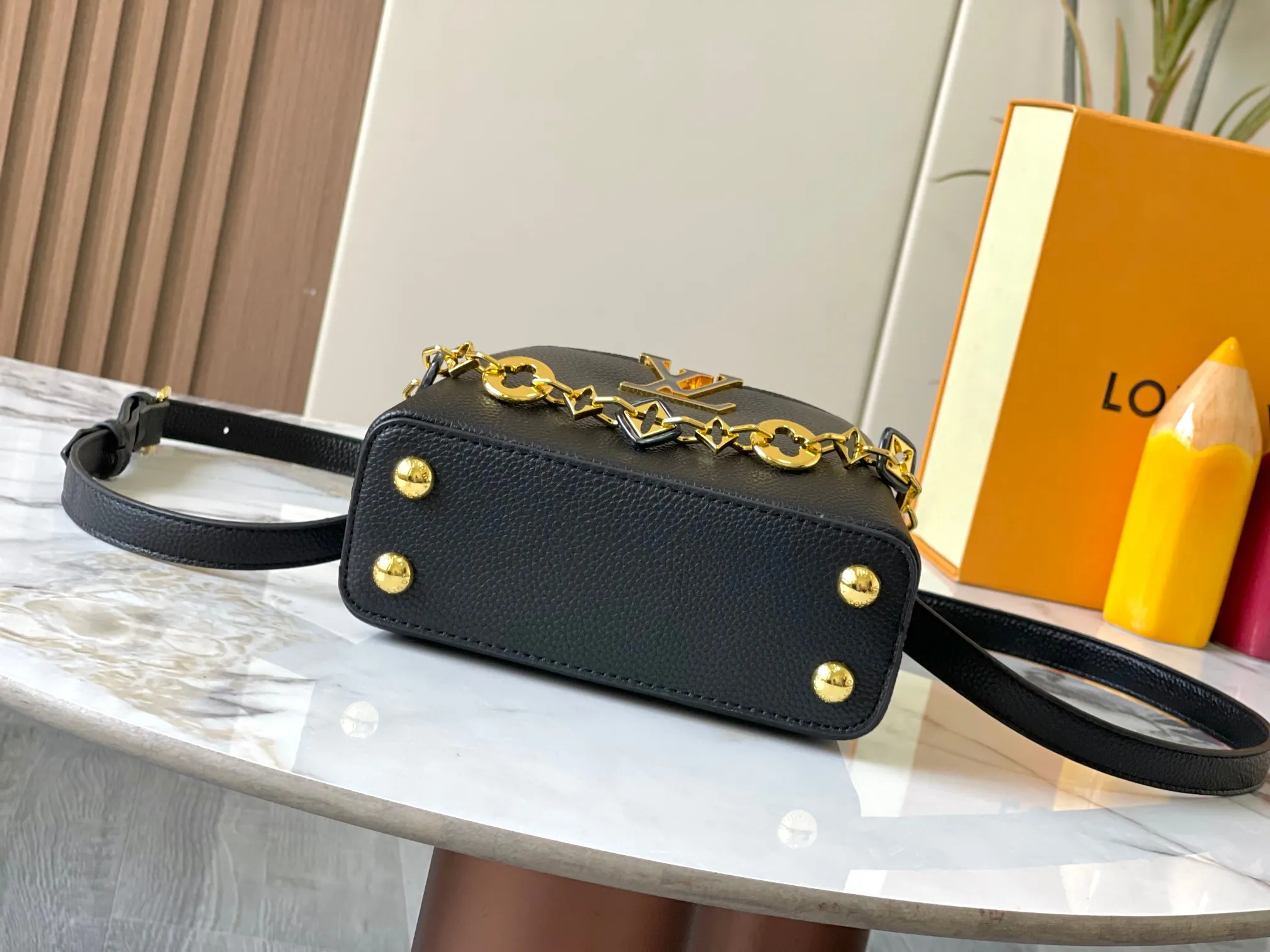 p460 [Guangzhou top quality original] M14970 black Capucines mini series is named after the Paris street where Louis Vuitton first opened its store in 1854. This time it is added to the Harmony series through a mini version design. Taurillon cow leather creates a classic structure, and the decorative chain gives the Monogram floral jewelry texture. There is plenty of space to store daily necessities such as short wallets, keys, and lipstick. Size:21×14×8cm