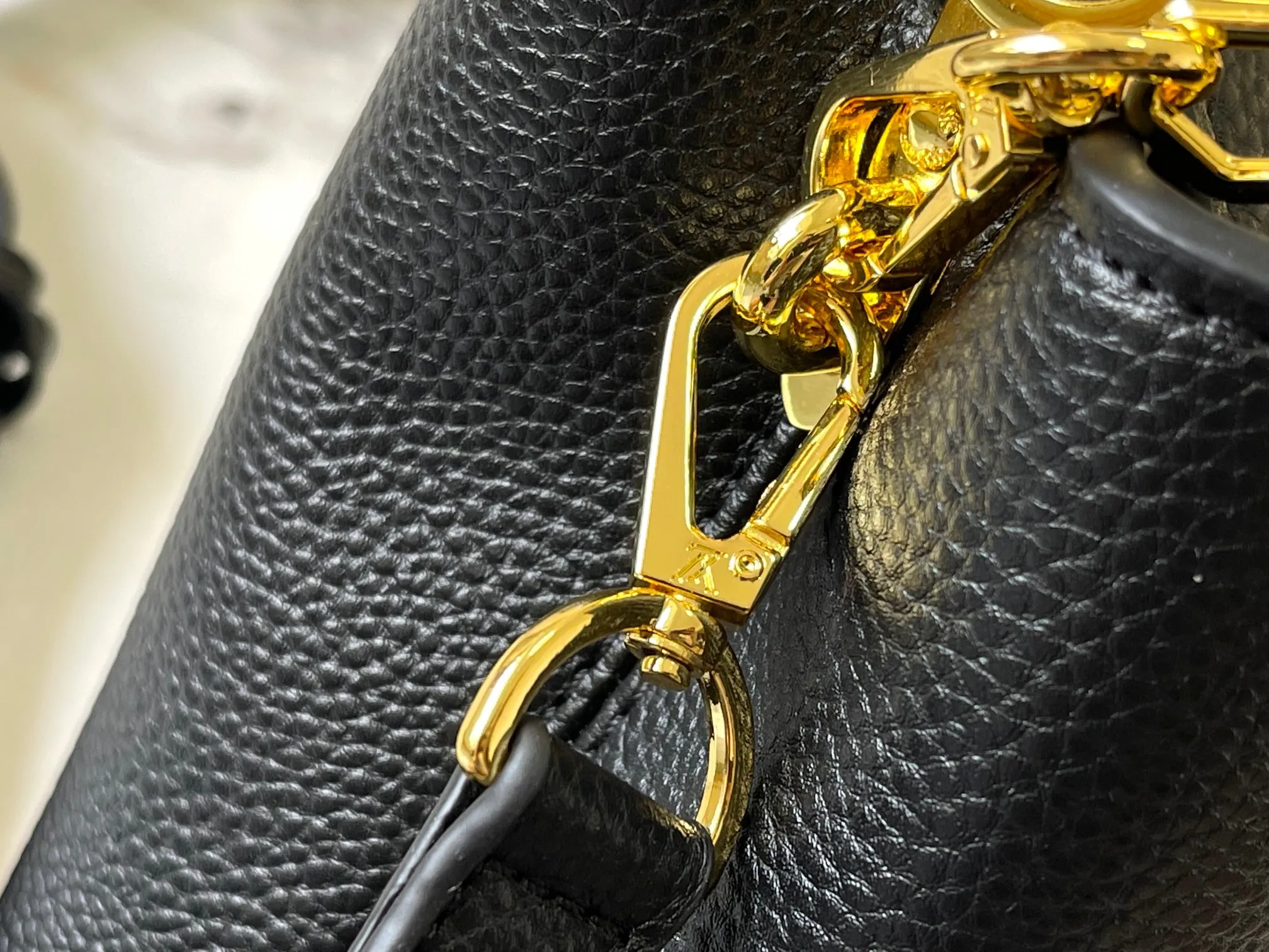 p460 [Guangzhou top quality original] M14970 black Capucines mini series is named after the Paris street where Louis Vuitton first opened its store in 1854. This time it is added to the Harmony series through a mini version design. Taurillon cow leather creates a classic structure, and the decorative chain gives the Monogram floral jewelry texture. There is plenty of space to store daily necessities such as short wallets, keys, and lipstick. Size:21×14×8cm