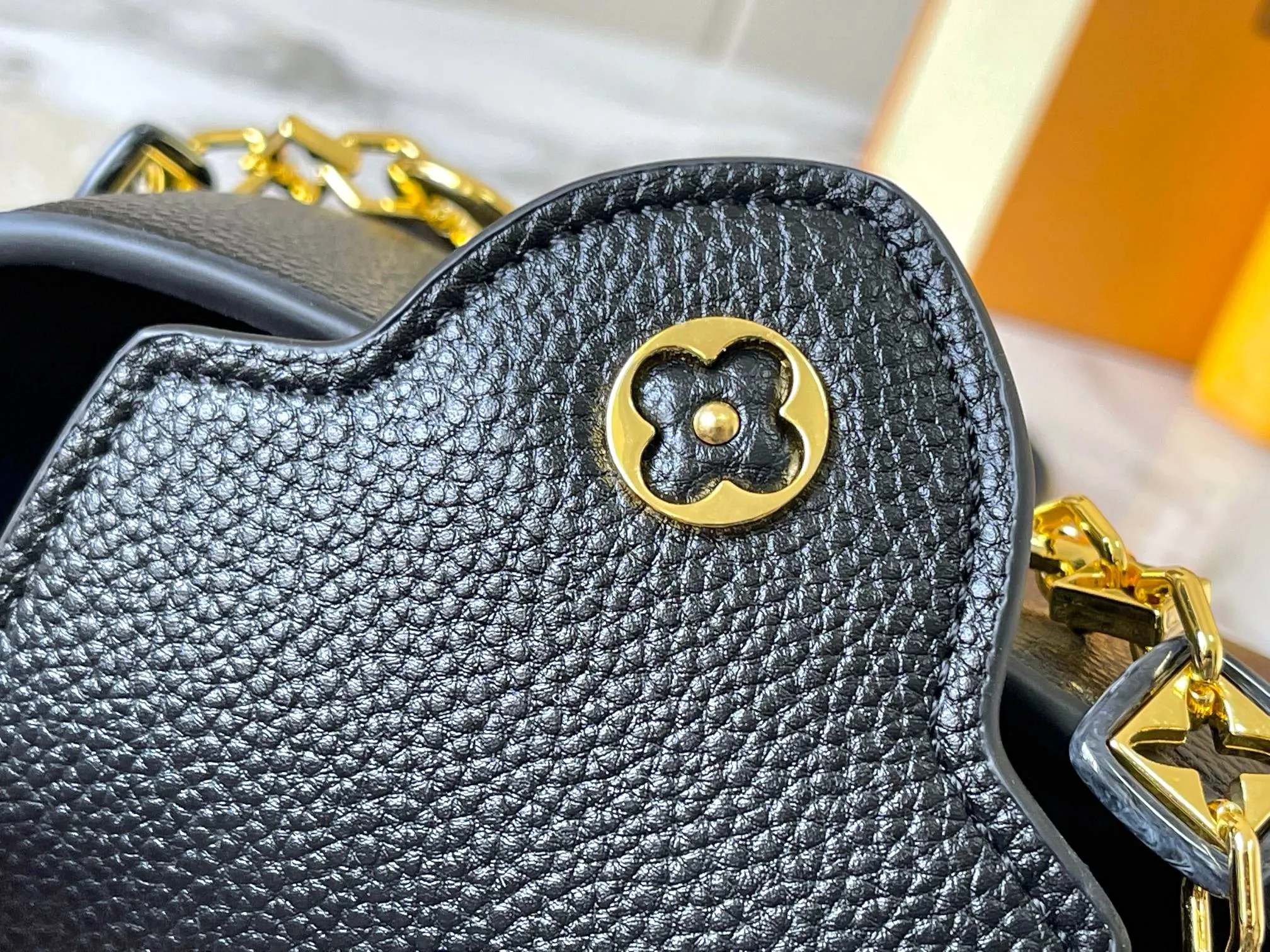 p460 [Guangzhou top quality original] M14970 black Capucines mini series is named after the Paris street where Louis Vuitton first opened its store in 1854. This time it is added to the Harmony series through a mini version design. Taurillon cow leather creates a classic structure, and the decorative chain gives the Monogram floral jewelry texture. There is plenty of space to store daily necessities such as short wallets, keys, and lipstick. Size:21×14×8cm