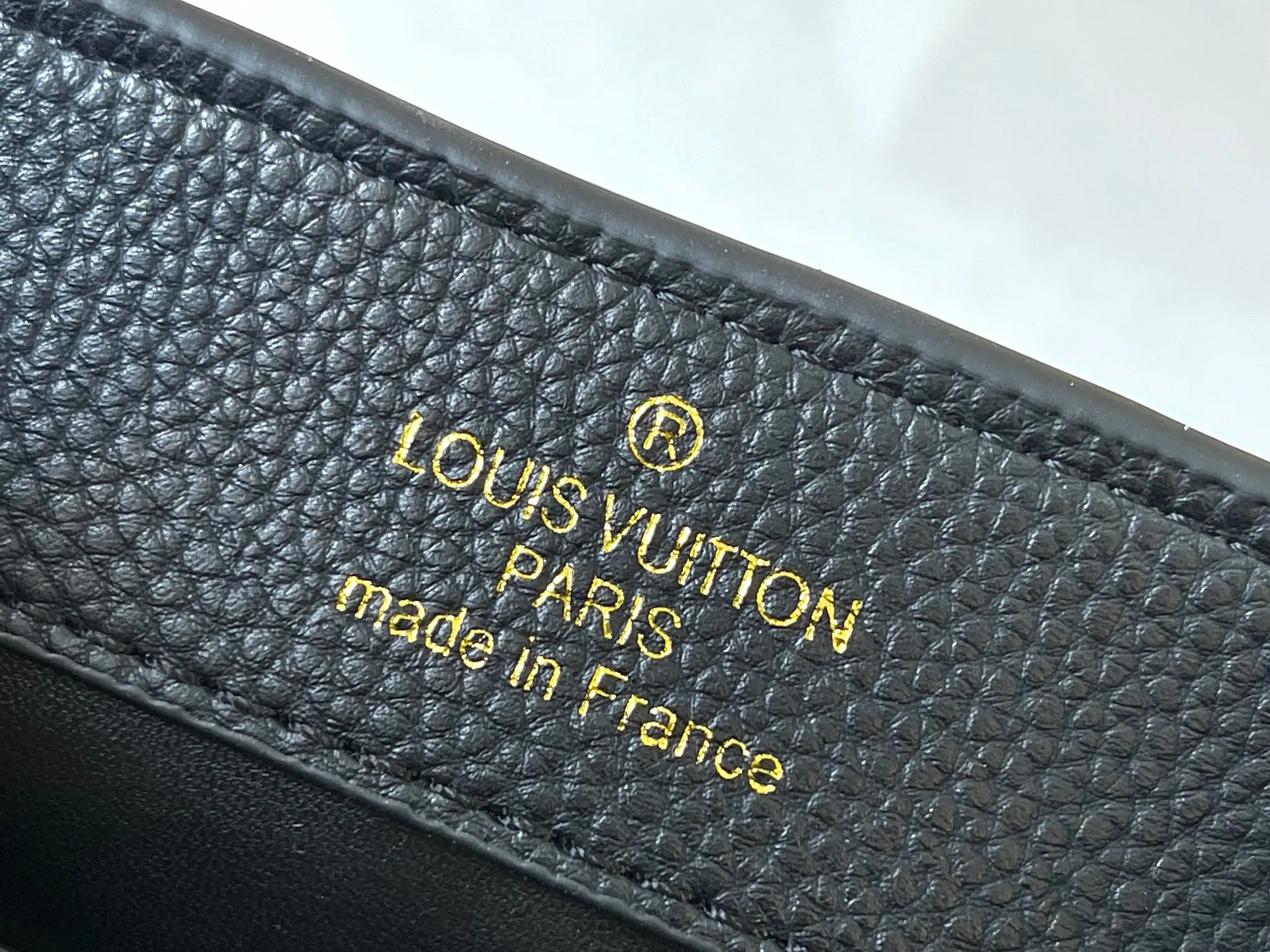 p460 [Guangzhou top quality original] M14970 black Capucines mini series is named after the Paris street where Louis Vuitton first opened its store in 1854. This time it is added to the Harmony series through a mini version design. Taurillon cow leather creates a classic structure, and the decorative chain gives the Monogram floral jewelry texture. There is plenty of space to store daily necessities such as short wallets, keys, and lipstick. Size:21×14×8cm