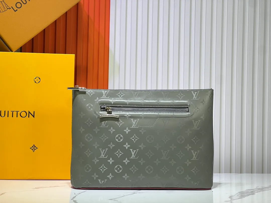 Batch 320💰M63240 handbag👏👏This Pochette Cosmos handbag is inspired by the space theme design in Louis Vuitton's 2018-19 autumn and winter show. The bag can store daily items inside and has a zipper pocket on the outside. Cut from Monogram Titanium gray canvas, a key fabric in the catwalk, it is embossed with the Louis Vuit monogram. Dimensions: 36.0x15.0x8.0cm.