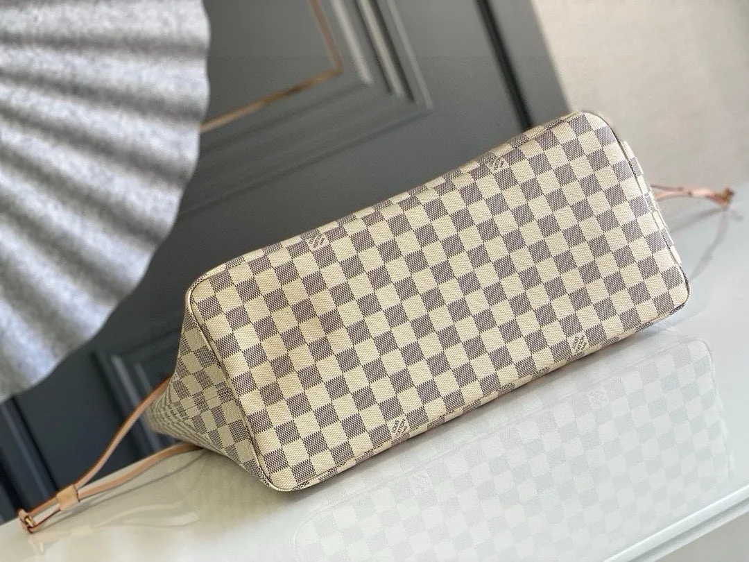 💰800 (large steel nails) top original order N41360NEVERFULL large handbag The legendary Neverfull handbag: always able to meet your various needs for handbags. It has a large capacity but is not bulky. It is stiff and soft to the touch, making it suitable for home and travel. Tighten the side ties and it instantly transforms into a stylish urban handbag. Loosen the straps and it transforms into a chic and practical handbag. The slender leather handle can be carried over the shoulder or between the arms. The model shown here is made of Damier Azur canvas.  39 cm