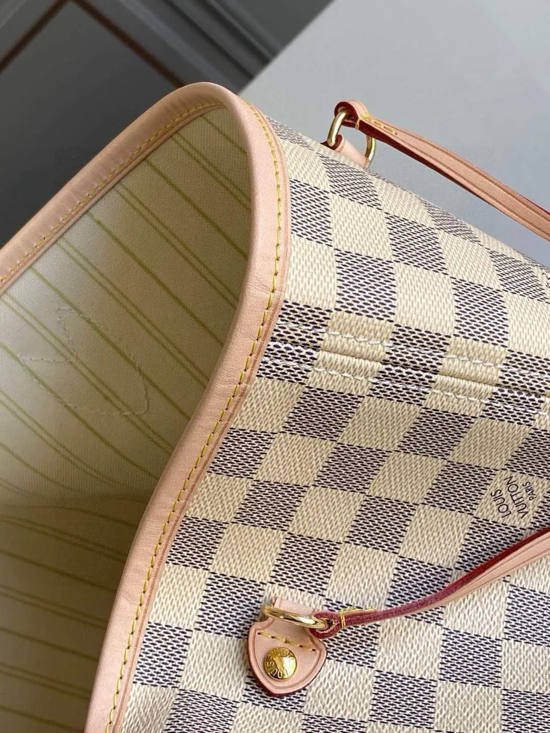 💰800 (large steel nails) top original order N41360NEVERFULL large handbag The legendary Neverfull handbag: always able to meet your various needs for handbags. It has a large capacity but is not bulky. It is stiff and soft to the touch, making it suitable for home and travel. Tighten the side ties and it instantly transforms into a stylish urban handbag. Loosen the straps and it transforms into a chic and practical handbag. The slender leather handle can be carried over the shoulder or between the arms. The model shown here is made of Damier Azur canvas.  39 cm