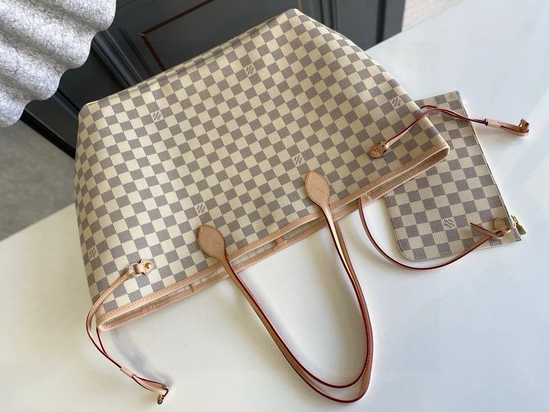 💰800 (large steel nails) top original order N41360NEVERFULL large handbag The legendary Neverfull handbag: always able to meet your various needs for handbags. It has a large capacity but is not bulky. It is stiff and soft to the touch, making it suitable for home and travel. Tighten the side ties and it instantly transforms into a stylish urban handbag. Loosen the straps and it transforms into a chic and practical handbag. The slender leather handle can be carried over the shoulder or between the arms. The model shown here is made of Damier Azur canvas.  39 cm