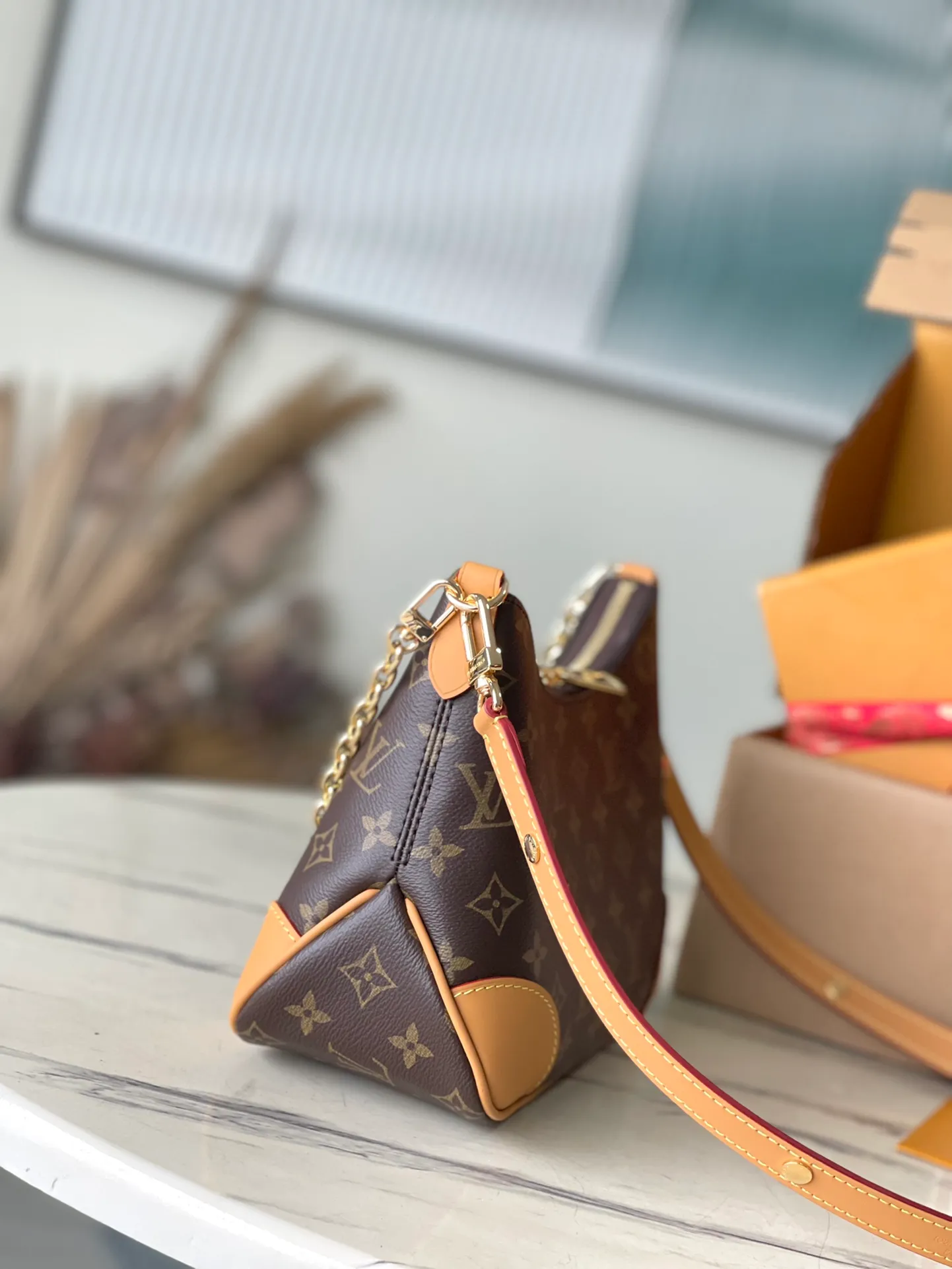 💰800 (steel chain) Top-quality original item M45832, with a full set of original packaging. It can be used as a hand carry, cross-body, armpit, etc. [Good] It presents a casual, versatile and gentle style, and there is no pressure for daily outings. It is practical and can be used with eyes closed😝 Size: 29×9.5×16cm