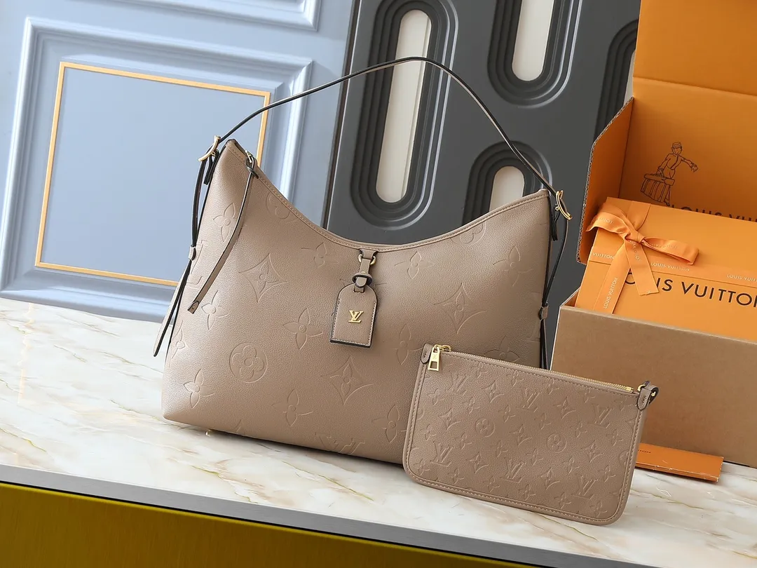 💰240💰Upgraded from the original M46197 M46203 M46289 M46292 Louis Vuitton launches a new CarryAll medium handbag, with Monogram canvas and leather trimming to create a body-fitting design. There's a zipped pocket inside the ample space, and a detachable zipped clutch adds a functional element, with a buckle-adjustable handle. Dimensions: 39.0 x 30.0 x 15.0 cm (length x height x width)