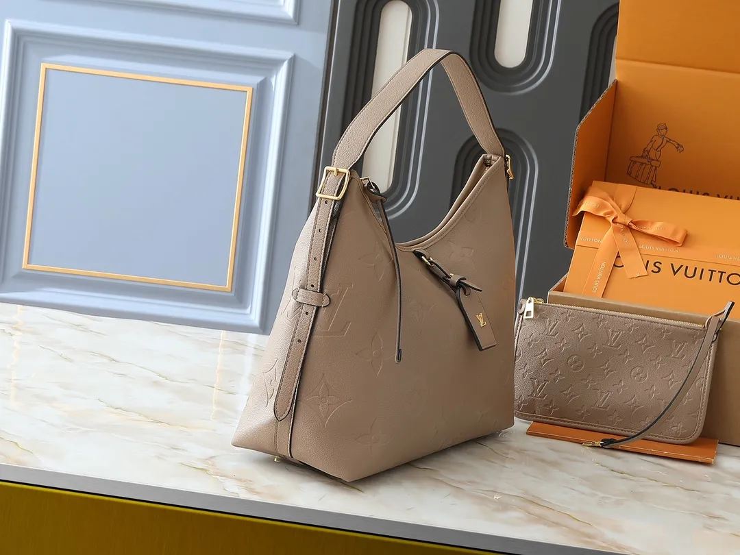 💰240💰Upgraded from the original M46197 M46203 M46289 M46292 Louis Vuitton launches a new CarryAll medium handbag, with Monogram canvas and leather trimming to create a body-fitting design. There's a zipped pocket inside the ample space, and a detachable zipped clutch adds a functional element, with a buckle-adjustable handle. Dimensions: 39.0 x 30.0 x 15.0 cm (length x height x width)