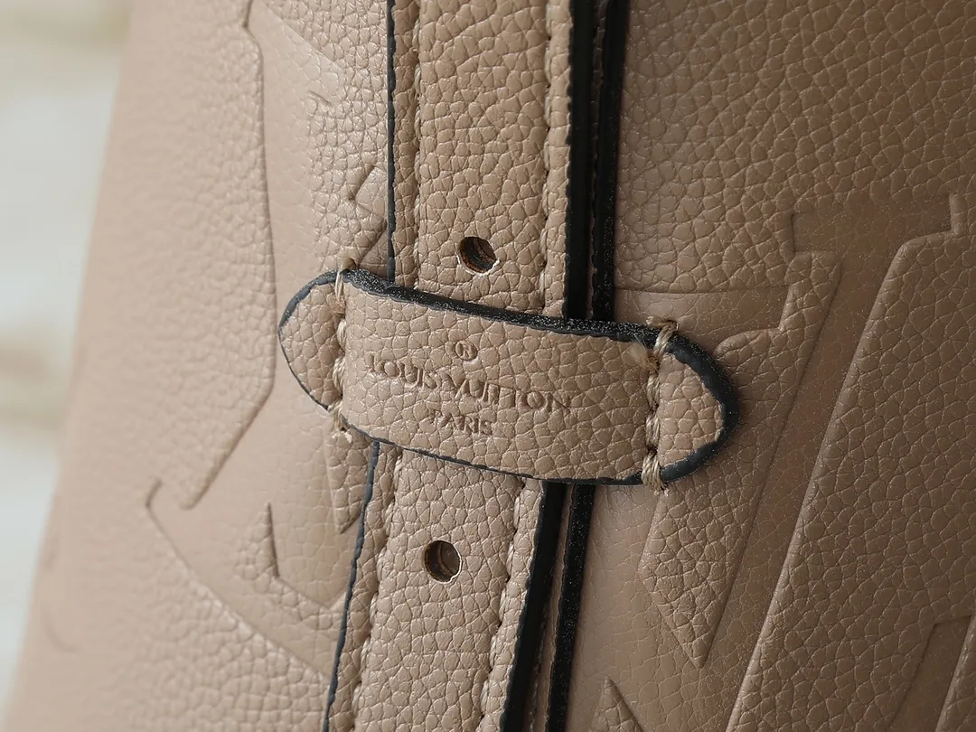 💰240💰Upgraded from the original M46197 M46203 M46289 M46292 Louis Vuitton launches a new CarryAll medium handbag, with Monogram canvas and leather trimming to create a body-fitting design. There's a zipped pocket inside the ample space, and a detachable zipped clutch adds a functional element, with a buckle-adjustable handle. Dimensions: 39.0 x 30.0 x 15.0 cm (length x height x width)