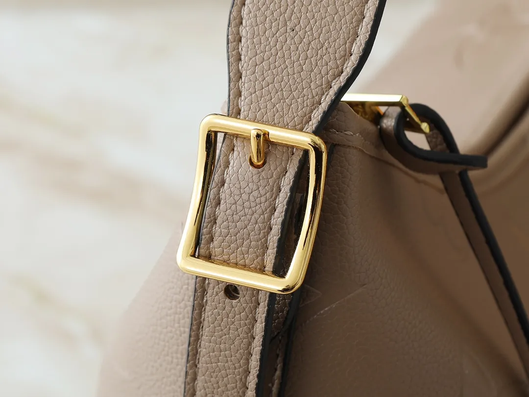 💰240💰Upgraded from the original M46197 M46203 M46289 M46292 Louis Vuitton launches a new CarryAll medium handbag, with Monogram canvas and leather trimming to create a body-fitting design. There's a zipped pocket inside the ample space, and a detachable zipped clutch adds a functional element, with a buckle-adjustable handle. Dimensions: 39.0 x 30.0 x 15.0 cm (length x height x width)