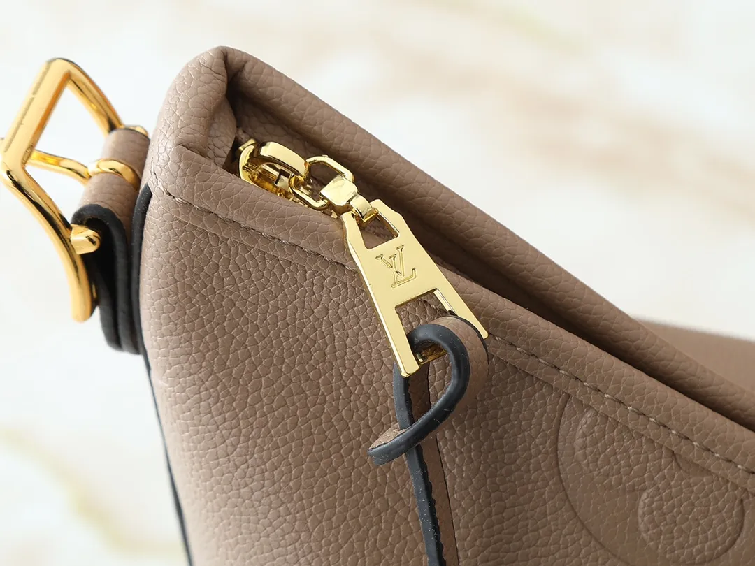 💰240💰Upgraded from the original M46197 M46203 M46289 M46292 Louis Vuitton launches a new CarryAll medium handbag, with Monogram canvas and leather trimming to create a body-fitting design. There's a zipped pocket inside the ample space, and a detachable zipped clutch adds a functional element, with a buckle-adjustable handle. Dimensions: 39.0 x 30.0 x 15.0 cm (length x height x width)