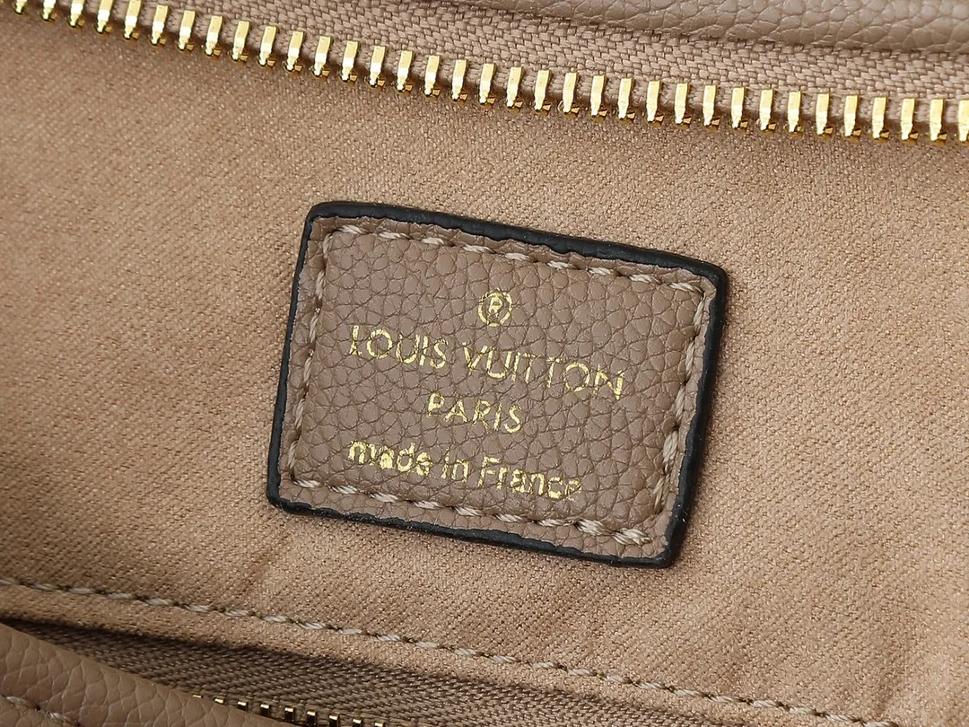 💰240💰Upgraded from the original M46197 M46203 M46289 M46292 Louis Vuitton launches a new CarryAll medium handbag, with Monogram canvas and leather trimming to create a body-fitting design. There's a zipped pocket inside the ample space, and a detachable zipped clutch adds a functional element, with a buckle-adjustable handle. Dimensions: 39.0 x 30.0 x 15.0 cm (length x height x width)