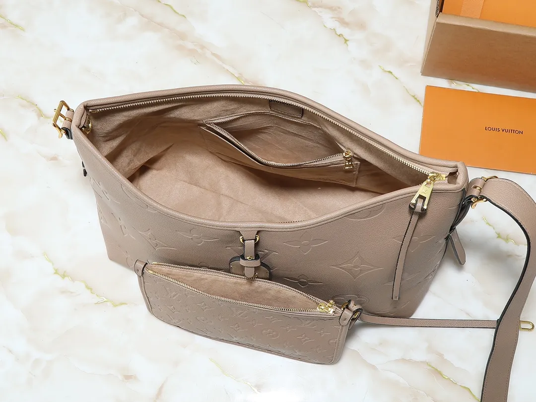 💰240💰Upgraded from the original M46197 M46203 M46289 M46292 Louis Vuitton launches a new CarryAll medium handbag, with Monogram canvas and leather trimming to create a body-fitting design. There's a zipped pocket inside the ample space, and a detachable zipped clutch adds a functional element, with a buckle-adjustable handle. Dimensions: 39.0 x 30.0 x 15.0 cm (length x height x width)