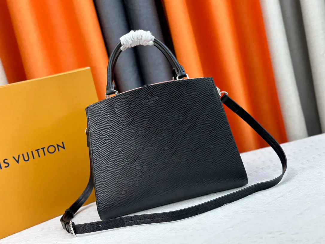 P300 P280 Marelle Tote handbag outlines smooth lines with Epi grain leather, continuing iconic elements such as the detachable Monogram pocket, hollow LV logo and Toron handle. M59952 black small 59954 black large m59953 brown large water ripple double bag Montaigne [handshake] [handshake] provides a flexible choice for urban life. The detachable shoulder strap is hands-free and can be worn cross-body easily. Detailed features Medium size 30 x 21 x 13 cm Small size 25 x 17 x 11 cm