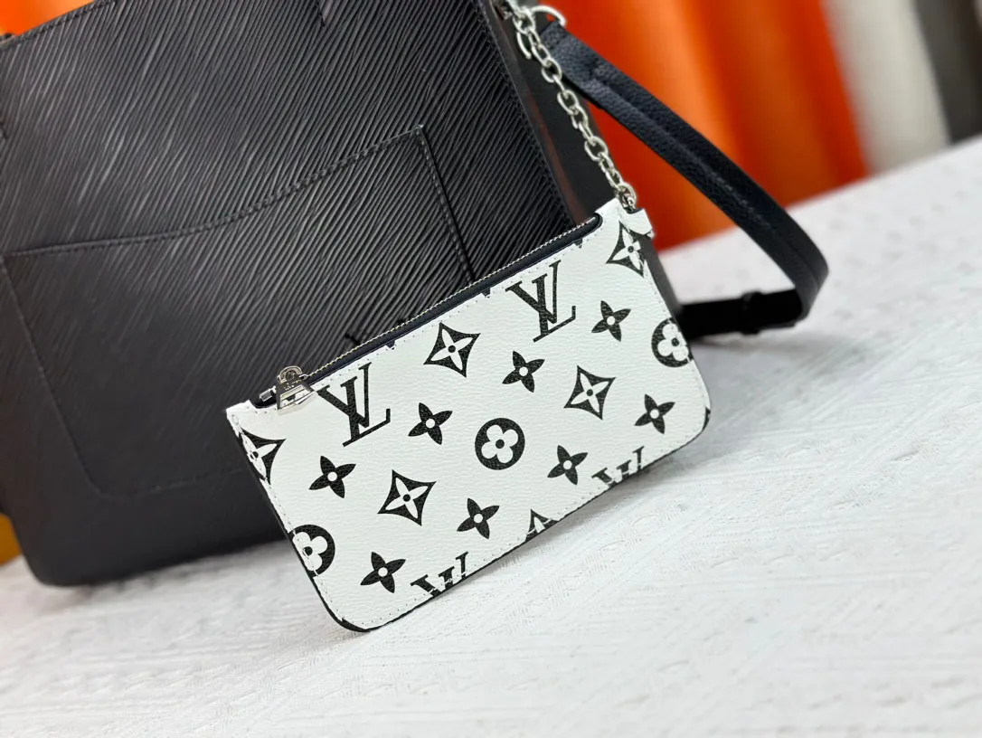 P300 P280 Marelle Tote handbag outlines smooth lines with Epi grain leather, continuing iconic elements such as the detachable Monogram pocket, hollow LV logo and Toron handle. M59952 black small 59954 black large m59953 brown large water ripple double bag Montaigne [handshake] [handshake] provides a flexible choice for urban life. The detachable shoulder strap is hands-free and can be worn cross-body easily. Detailed features Medium size 30 x 21 x 13 cm Small size 25 x 17 x 11 cm