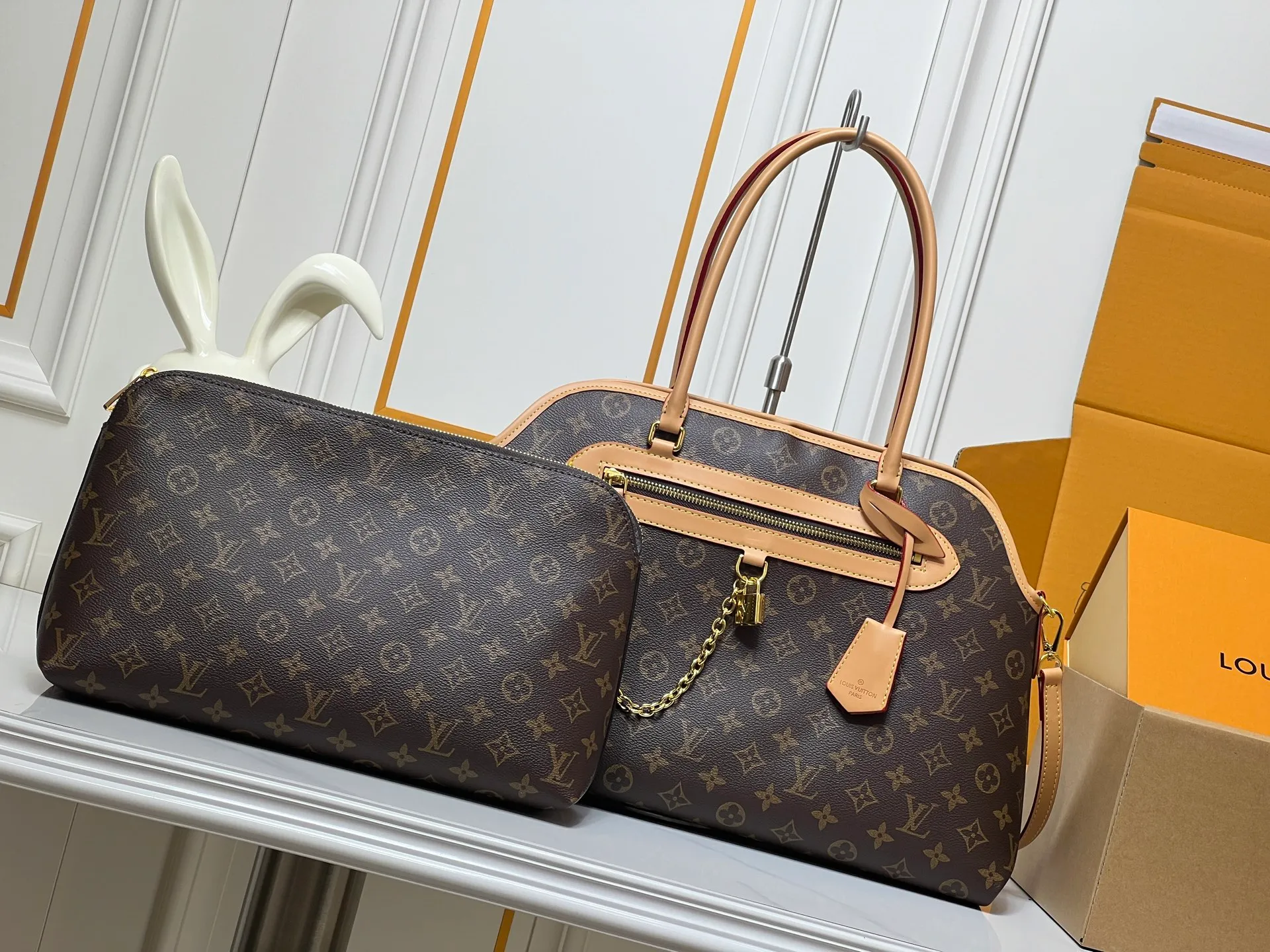 Batch 320💰Large M15208 M25774 This Louis Vuitton Ever More PM handbag is made of classic Monogram canvas, with light-colored cowhide trim, decorated with a metal chain and padlock design, and has both hand and shoulder functions. It is the brand's modern interpretation of retro bags, integrating classic elements and contemporary design, showing an elegant retro style in the 2025 retro trend. It is suitable for daily commuting, leisure and other occasions. It is a fashionable and practical item. Large size: 35x22x15cm. Small size: 28x18x12cm