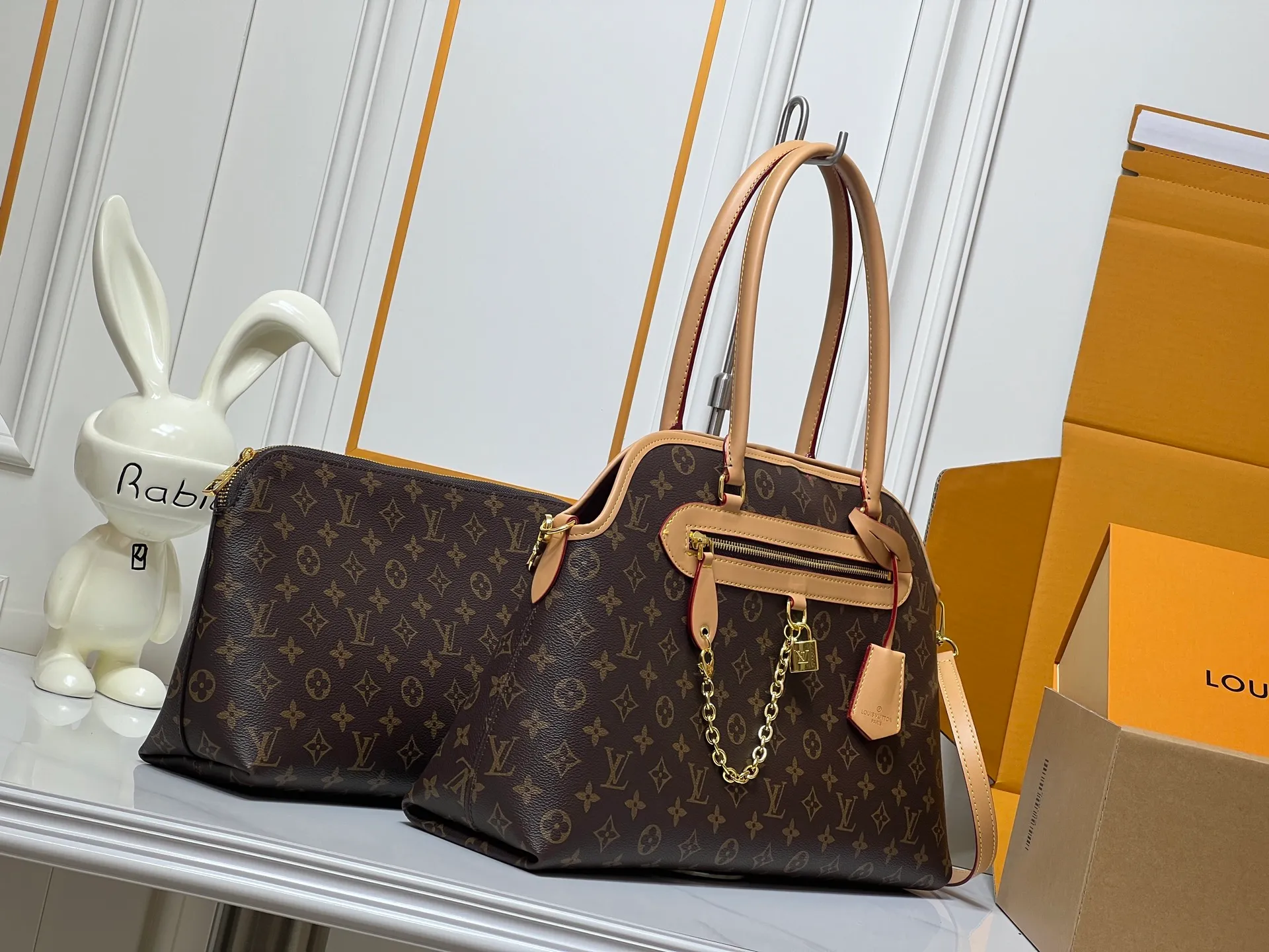 Batch 320💰Large M15208 M25774 This Louis Vuitton Ever More PM handbag is made of classic Monogram canvas, with light-colored cowhide trim, decorated with a metal chain and padlock design, and has both hand and shoulder functions. It is the brand's modern interpretation of retro bags, integrating classic elements and contemporary design, showing an elegant retro style in the 2025 retro trend. It is suitable for daily commuting, leisure and other occasions. It is a fashionable and practical item. Large size: 35x22x15cm. Small size: 28x18x12cm