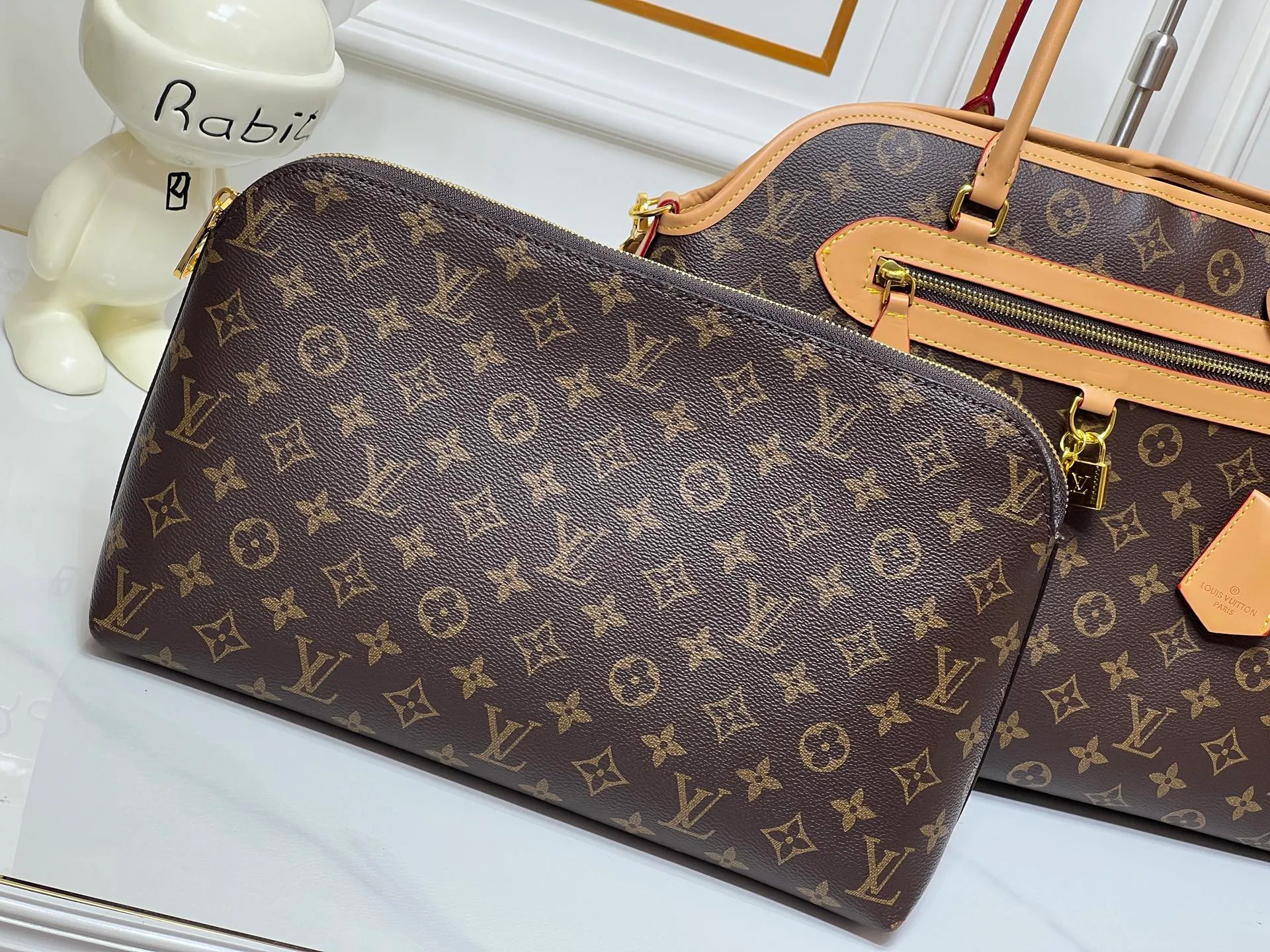 Batch 320💰Large M15208 M25774 This Louis Vuitton Ever More PM handbag is made of classic Monogram canvas, with light-colored cowhide trim, decorated with a metal chain and padlock design, and has both hand and shoulder functions. It is the brand's modern interpretation of retro bags, integrating classic elements and contemporary design, showing an elegant retro style in the 2025 retro trend. It is suitable for daily commuting, leisure and other occasions. It is a fashionable and practical item. Large size: 35x22x15cm. Small size: 28x18x12cm