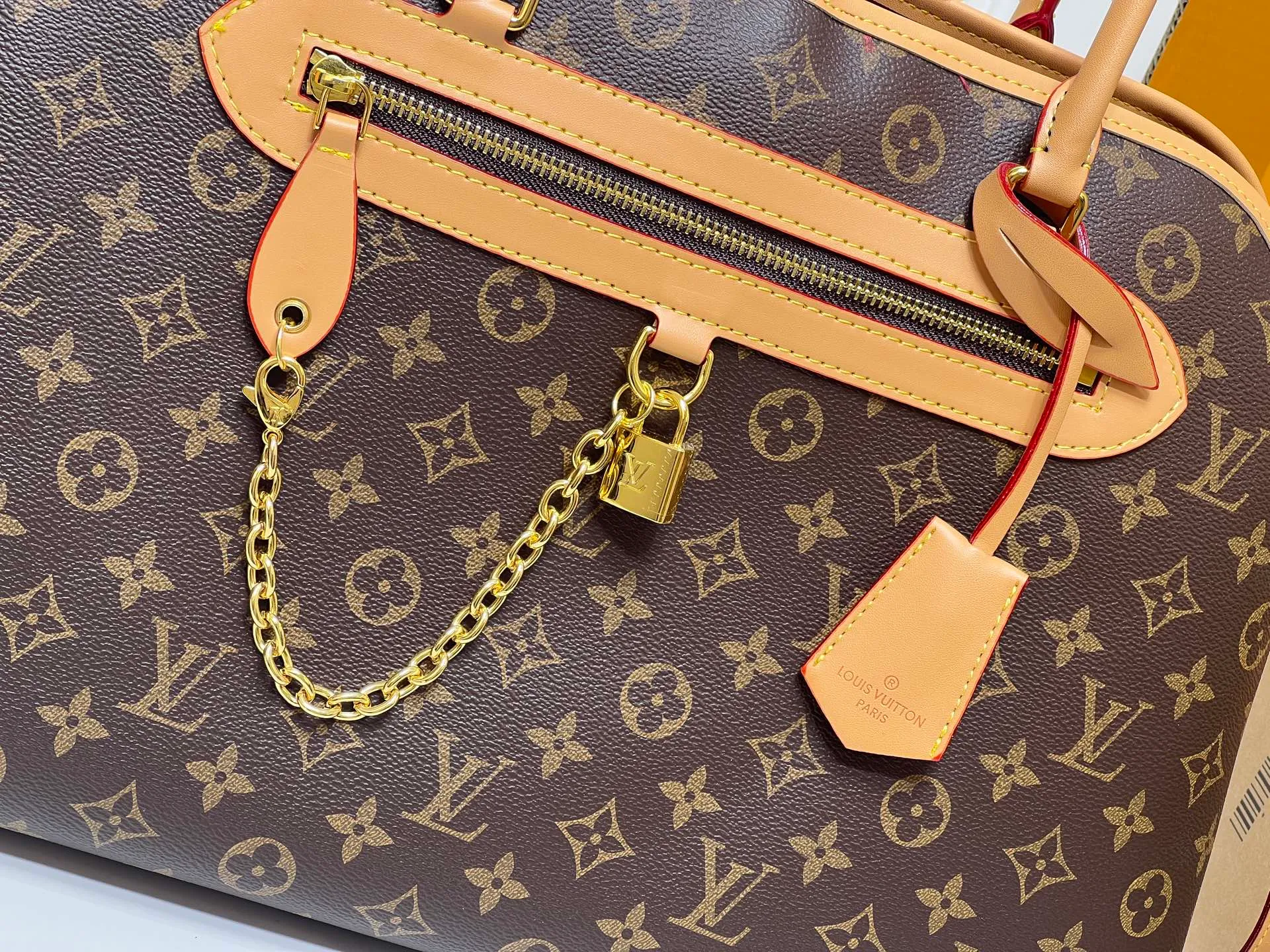 Batch 320💰Large M15208 M25774 This Louis Vuitton Ever More PM handbag is made of classic Monogram canvas, with light-colored cowhide trim, decorated with a metal chain and padlock design, and has both hand and shoulder functions. It is the brand's modern interpretation of retro bags, integrating classic elements and contemporary design, showing an elegant retro style in the 2025 retro trend. It is suitable for daily commuting, leisure and other occasions. It is a fashionable and practical item. Large size: 35x22x15cm. Small size: 28x18x12cm