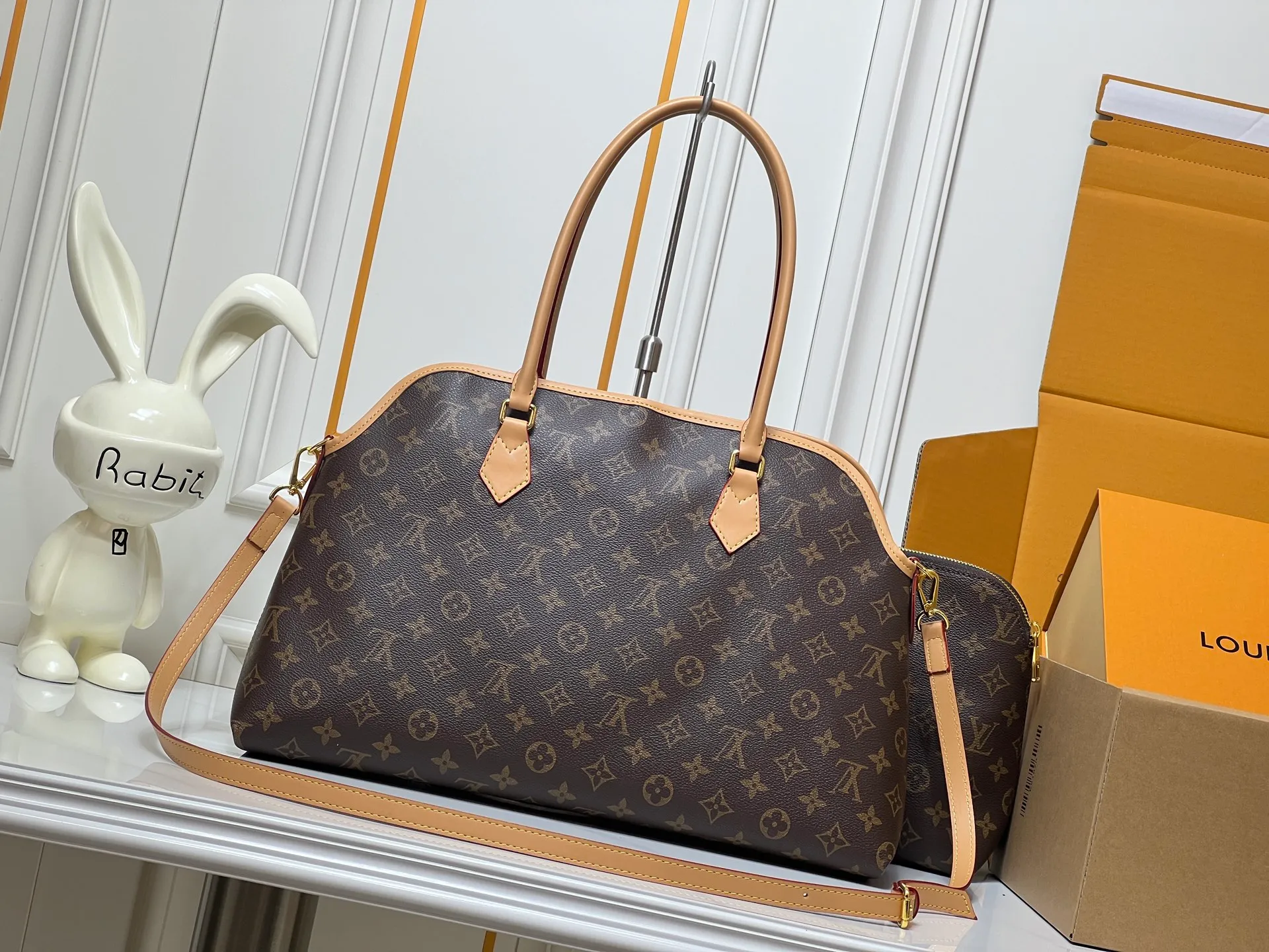 Batch 320💰Large M15208 M25774 This Louis Vuitton Ever More PM handbag is made of classic Monogram canvas, with light-colored cowhide trim, decorated with a metal chain and padlock design, and has both hand and shoulder functions. It is the brand's modern interpretation of retro bags, integrating classic elements and contemporary design, showing an elegant retro style in the 2025 retro trend. It is suitable for daily commuting, leisure and other occasions. It is a fashionable and practical item. Large size: 35x22x15cm. Small size: 28x18x12cm