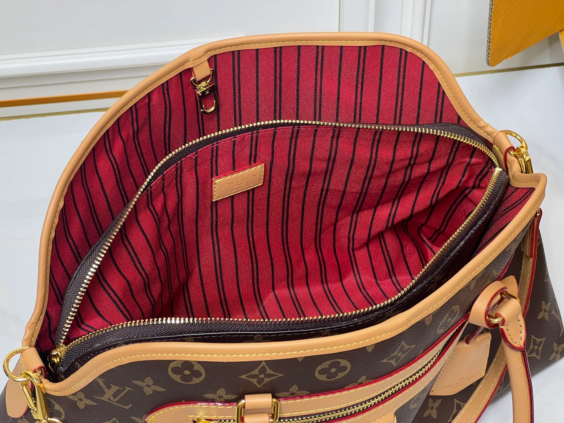 Batch 320💰Large M15208 M25774 This Louis Vuitton Ever More PM handbag is made of classic Monogram canvas, with light-colored cowhide trim, decorated with a metal chain and padlock design, and has both hand and shoulder functions. It is the brand's modern interpretation of retro bags, integrating classic elements and contemporary design, showing an elegant retro style in the 2025 retro trend. It is suitable for daily commuting, leisure and other occasions. It is a fashionable and practical item. Large size: 35x22x15cm. Small size: 28x18x12cm