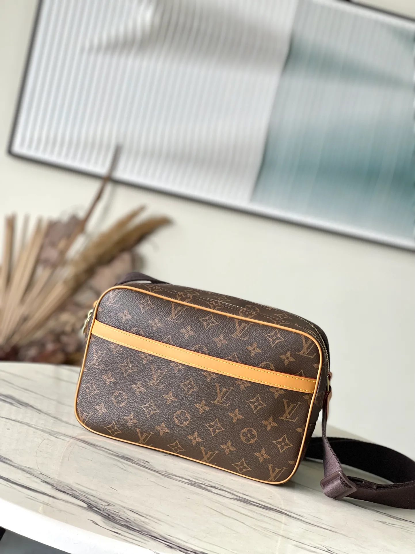 💰1040 Top Original M45254 Yellow Leather REPORTER Small Crossbody Bag Inspired by the photographer's bag, this is the smallest handbag in the Reporter series. It has a unique internal partition design, is flexible and practical, and has two patch pockets. The length of the canvas shoulder strap can be adjusted, making it smart and comfortable to carry. 28x21x11cm