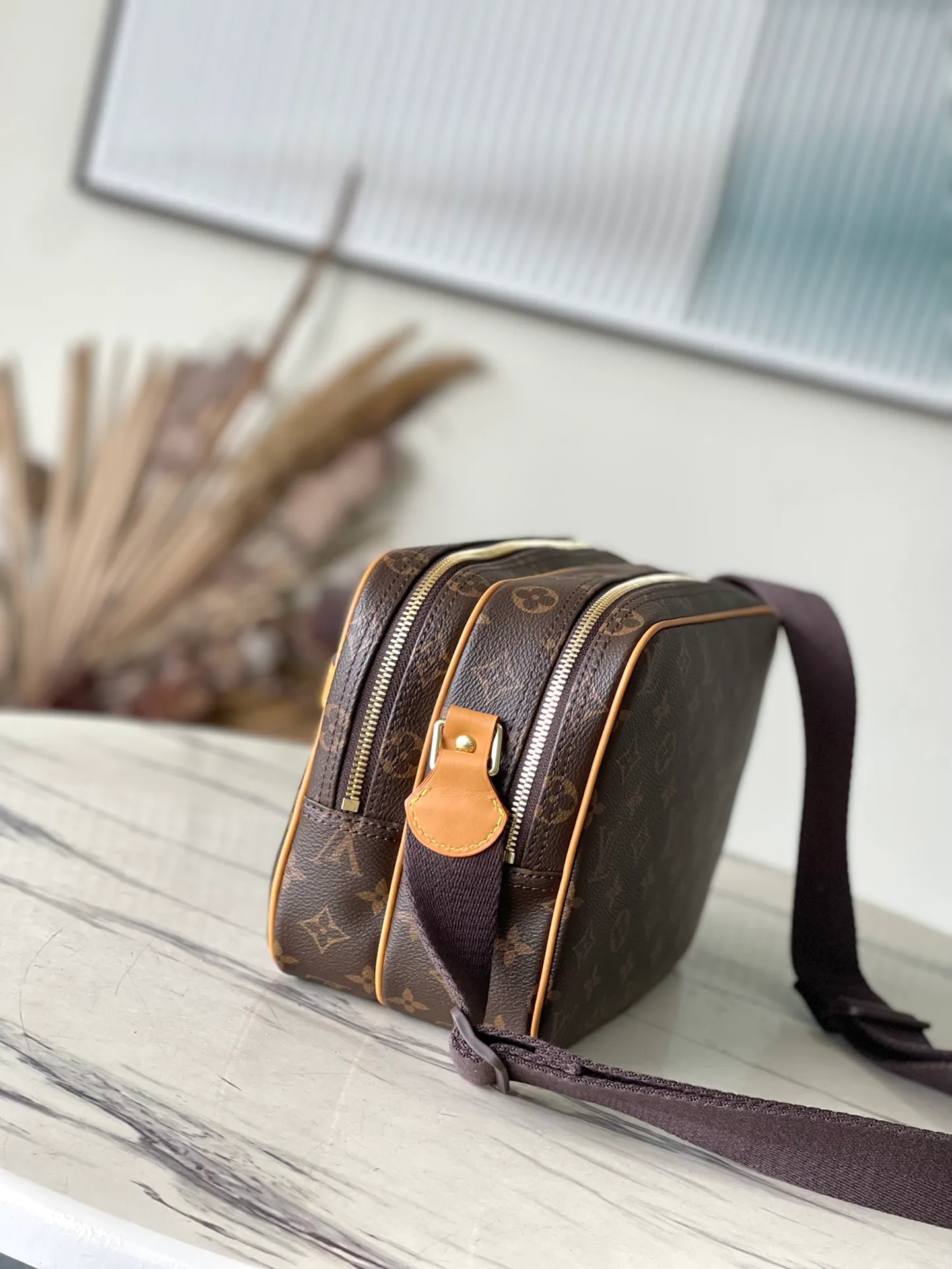 💰1040 Top Original M45254 Yellow Leather REPORTER Small Crossbody Bag Inspired by the photographer's bag, this is the smallest handbag in the Reporter series. It has a unique internal partition design, is flexible and practical, and has two patch pockets. The length of the canvas shoulder strap can be adjusted, making it smart and comfortable to carry. 28x21x11cm