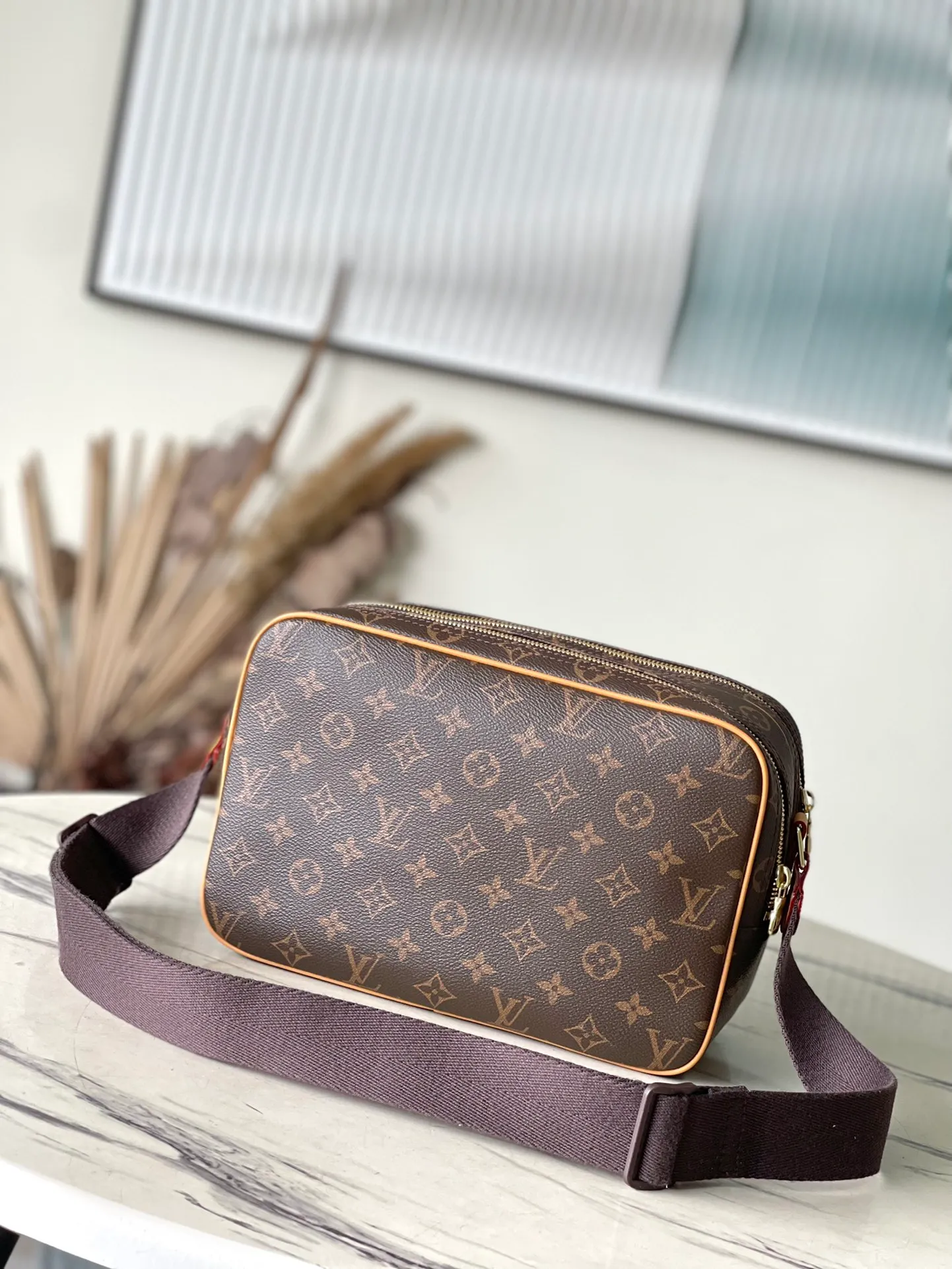 💰1040 Top Original M45254 Yellow Leather REPORTER Small Crossbody Bag Inspired by the photographer's bag, this is the smallest handbag in the Reporter series. It has a unique internal partition design, is flexible and practical, and has two patch pockets. The length of the canvas shoulder strap can be adjusted, making it smart and comfortable to carry. 28x21x11cm