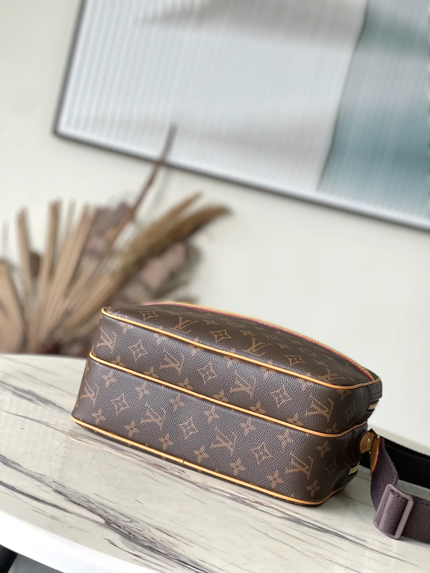 💰1040 Top Original M45254 Yellow Leather REPORTER Small Crossbody Bag Inspired by the photographer's bag, this is the smallest handbag in the Reporter series. It has a unique internal partition design, is flexible and practical, and has two patch pockets. The length of the canvas shoulder strap can be adjusted, making it smart and comfortable to carry. 28x21x11cm