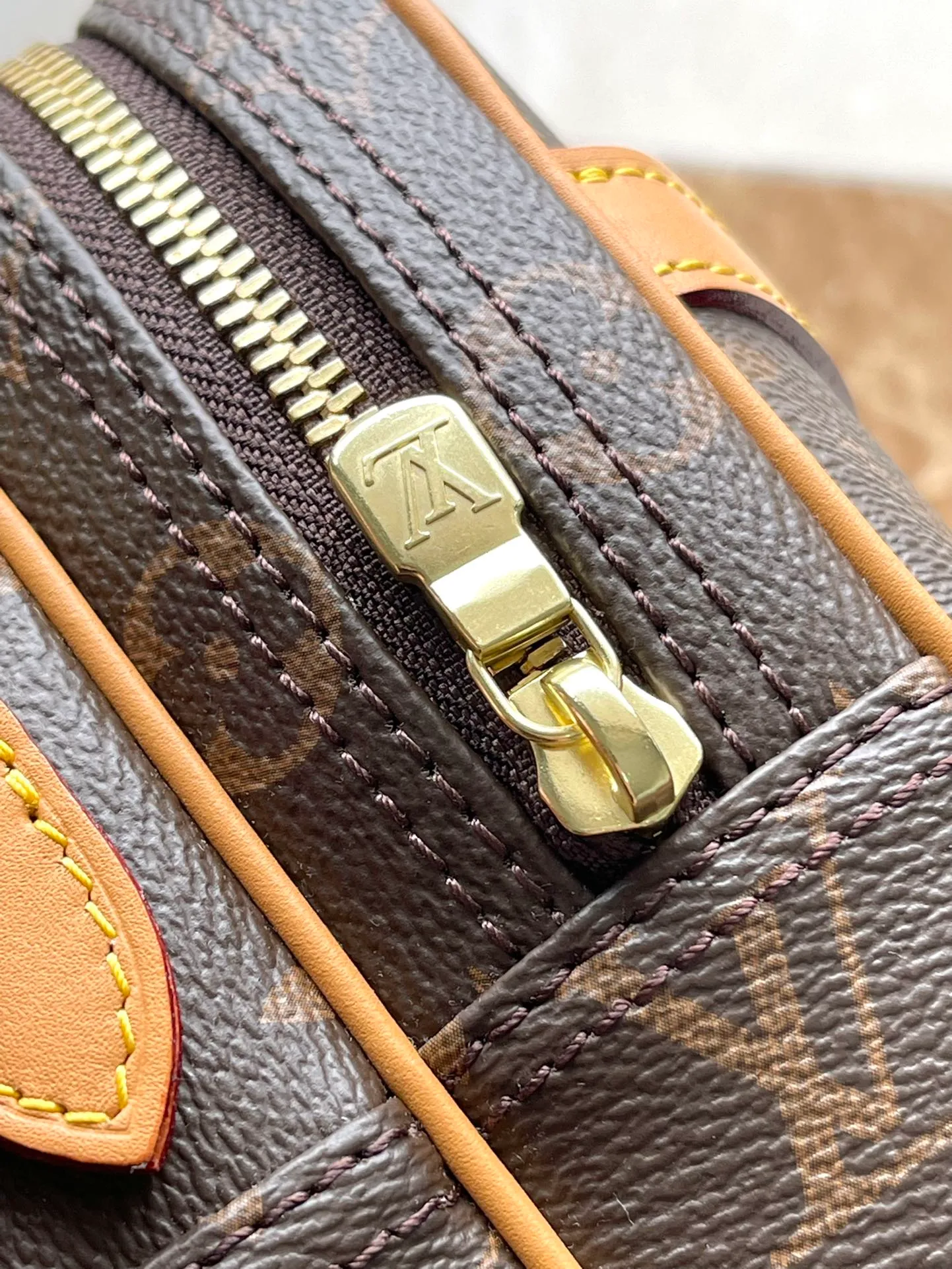 💰1040 Top Original M45254 Yellow Leather REPORTER Small Crossbody Bag Inspired by the photographer's bag, this is the smallest handbag in the Reporter series. It has a unique internal partition design, is flexible and practical, and has two patch pockets. The length of the canvas shoulder strap can be adjusted, making it smart and comfortable to carry. 28x21x11cm