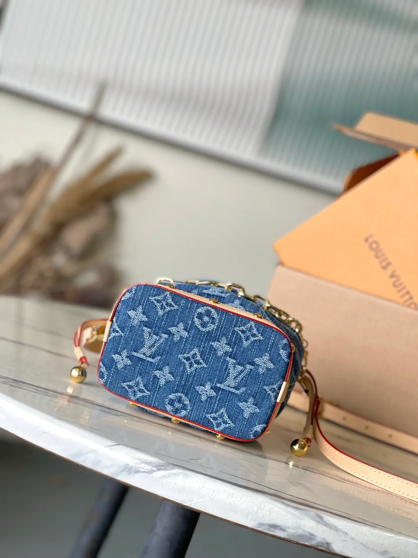 💰900 Top Original M83043 This NanoNoe backpack is made of cotton with trendy denim tones, and the classic Monogram pattern is laid out on it, which contrasts with the leather trim and dazzling chain. The LV inscription decoration on the drawstring opening and closing reveals a fun style and pays tribute to the brand's long heritage. Dimensions: 20.5 × 17.5 × 8.8 cm