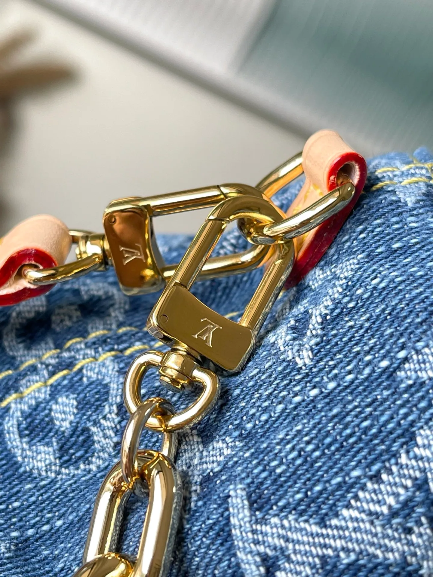 💰900 Top Original M83043 This NanoNoe backpack is made of cotton with trendy denim tones, and the classic Monogram pattern is laid out on it, which contrasts with the leather trim and dazzling chain. The LV inscription decoration on the drawstring opening and closing reveals a fun style and pays tribute to the brand's long heritage. Dimensions: 20.5 × 17.5 × 8.8 cm