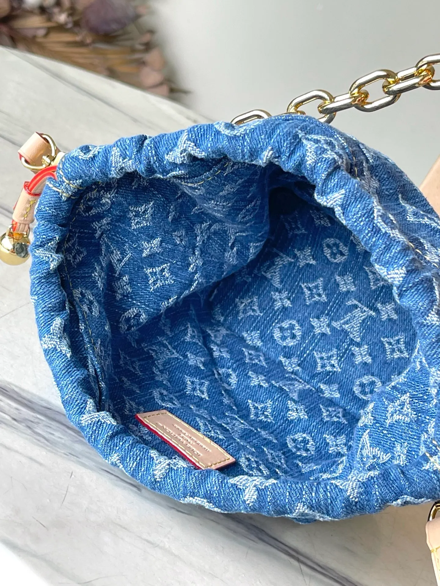 💰900 Top Original M83043 This NanoNoe backpack is made of cotton with trendy denim tones, and the classic Monogram pattern is laid out on it, which contrasts with the leather trim and dazzling chain. The LV inscription decoration on the drawstring opening and closing reveals a fun style and pays tribute to the brand's long heritage. Dimensions: 20.5 × 17.5 × 8.8 cm