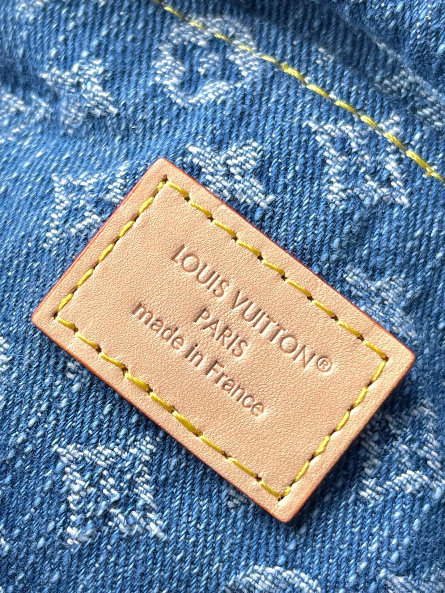 💰900 Top Original M83043 This NanoNoe backpack is made of cotton with trendy denim tones, and the classic Monogram pattern is laid out on it, which contrasts with the leather trim and dazzling chain. The LV inscription decoration on the drawstring opening and closing reveals a fun style and pays tribute to the brand's long heritage. Dimensions: 20.5 × 17.5 × 8.8 cm