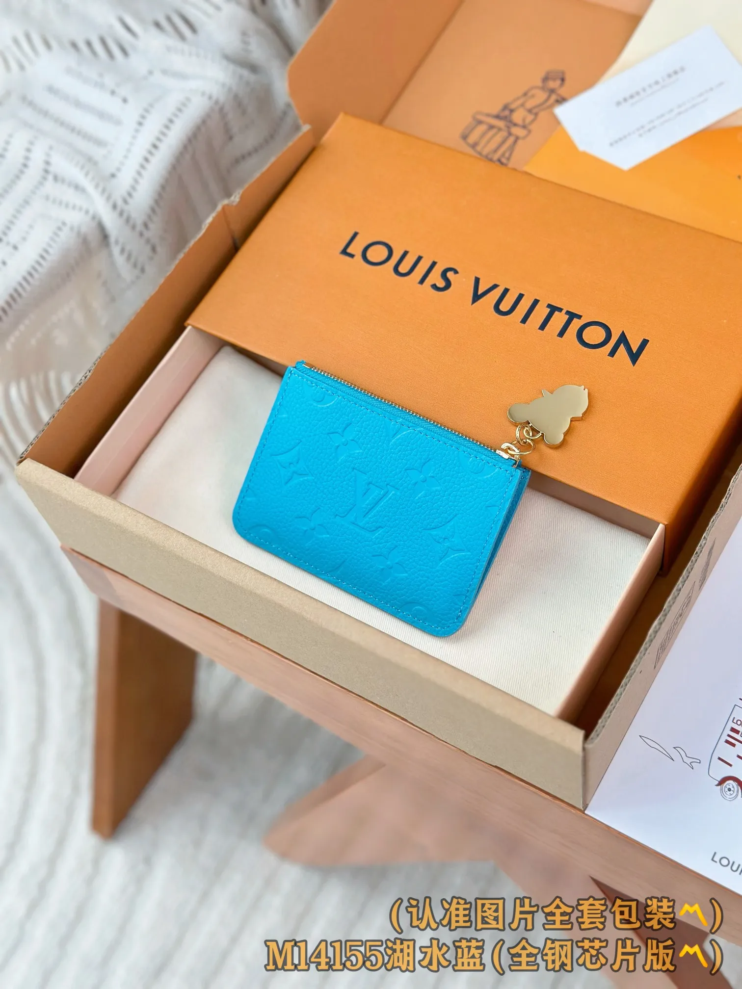 💰600【Genuine Grade】【Special Grade MB High Elastic Fabric】M14155 Lake Blue (〽️A-Grade Full Steel Version〽️) Personalized Customization! Transcoding chip, LV x TM Romy business card holder, this Romy business card holder from the Louis Vuitton x Murakami cross-border collaboration series is functional and full of fun, and is designed in a new color palette of the Japanese artist's famous rainbow color scheme. The business card holder is discreetly embellished with the brand's logo in Monogram Empreinte leather, while the colorful Monogram coated canvas highlights the patch pockets with eye-catching details. The coin compartment of the business card holder is designed with a gold zipper and is decorated with a panda-shaped zipper puller, adding a unique embellishment this season.  12 x 8 x 0.8 cm (length x height x width).